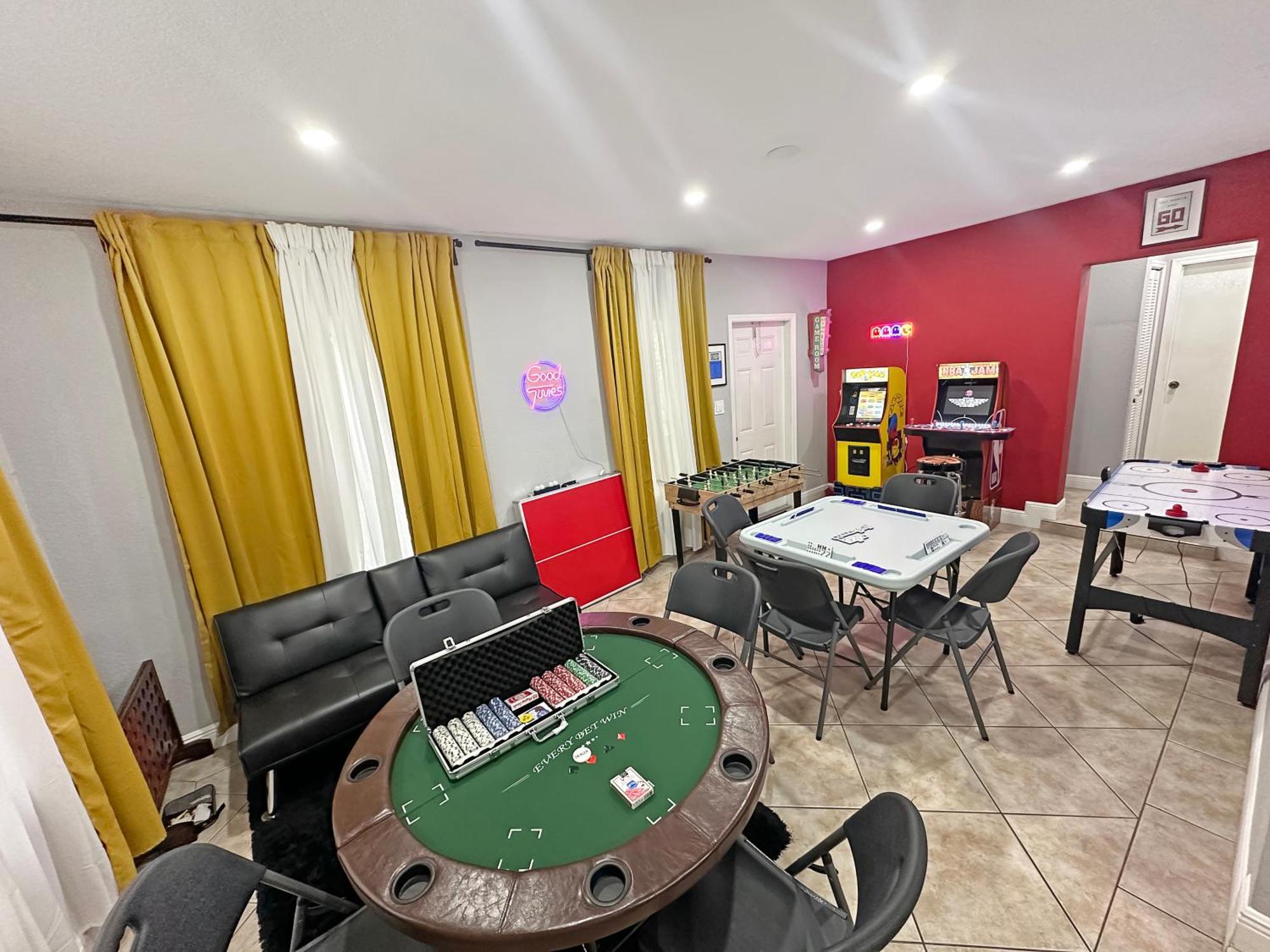 Coastal Escape: Luxury Retreat With Game & Access Miami