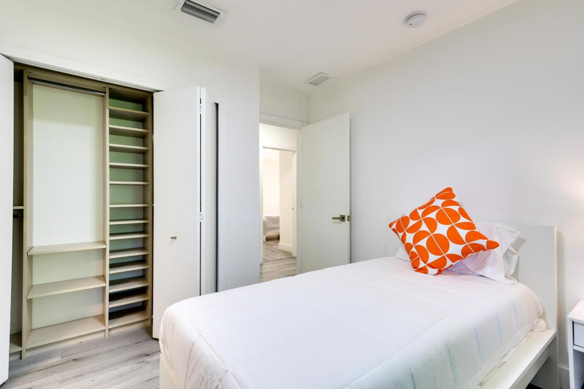 Spacious And Serene Walk To Metrorail! Holiday home *