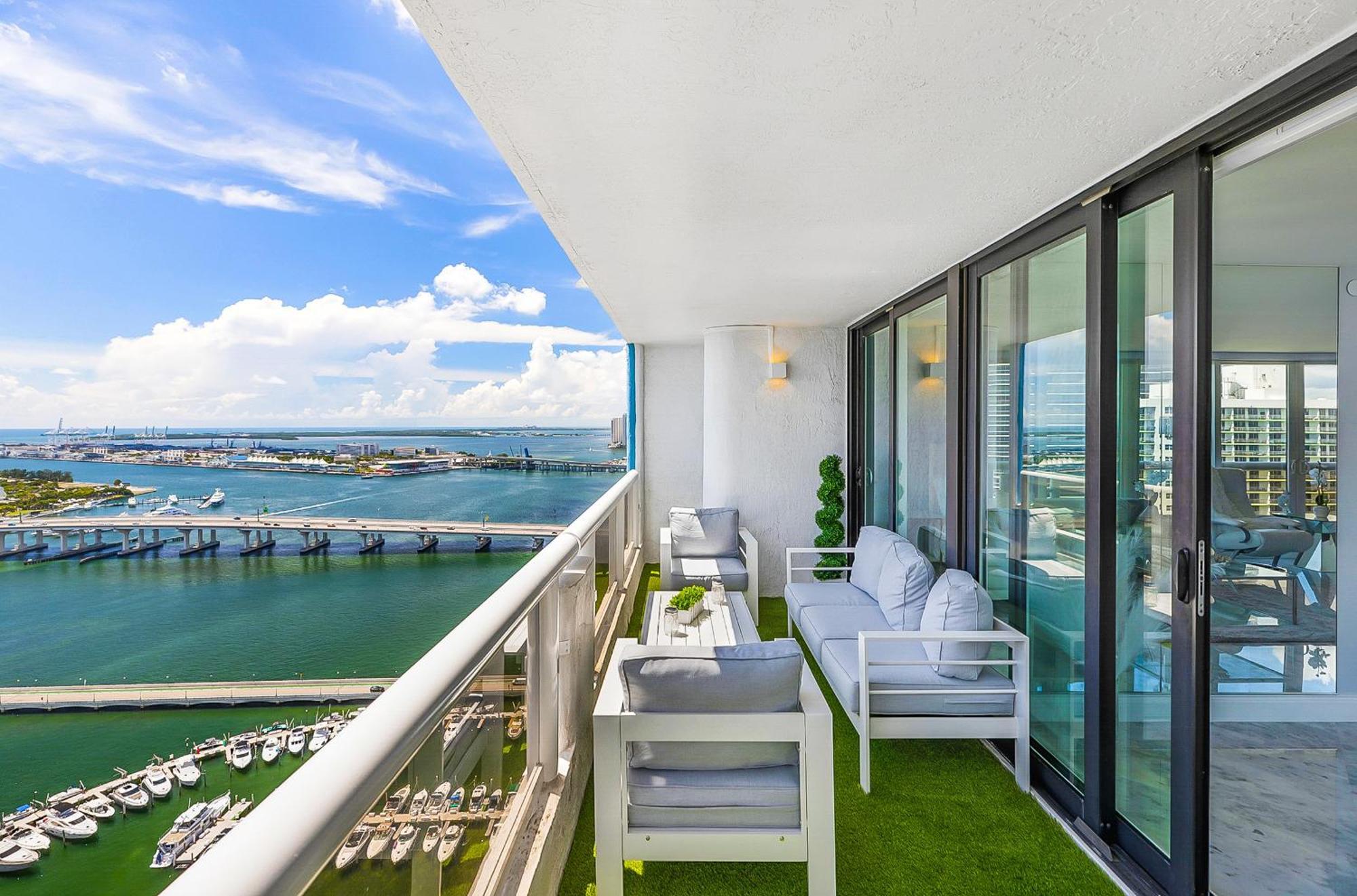 Apartment 4 Bedroom With Stunning Balcony View