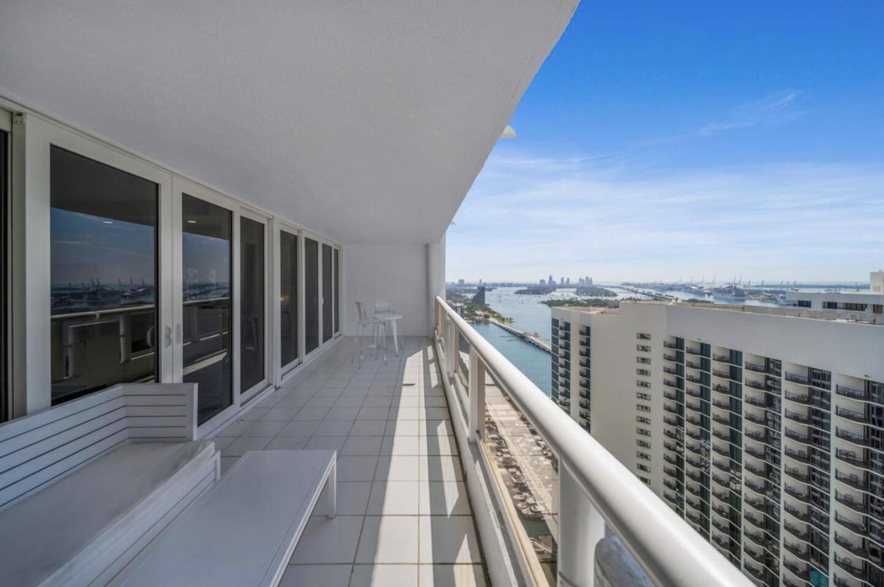 Apartment 4 Bedroom With Stunning Balcony View *