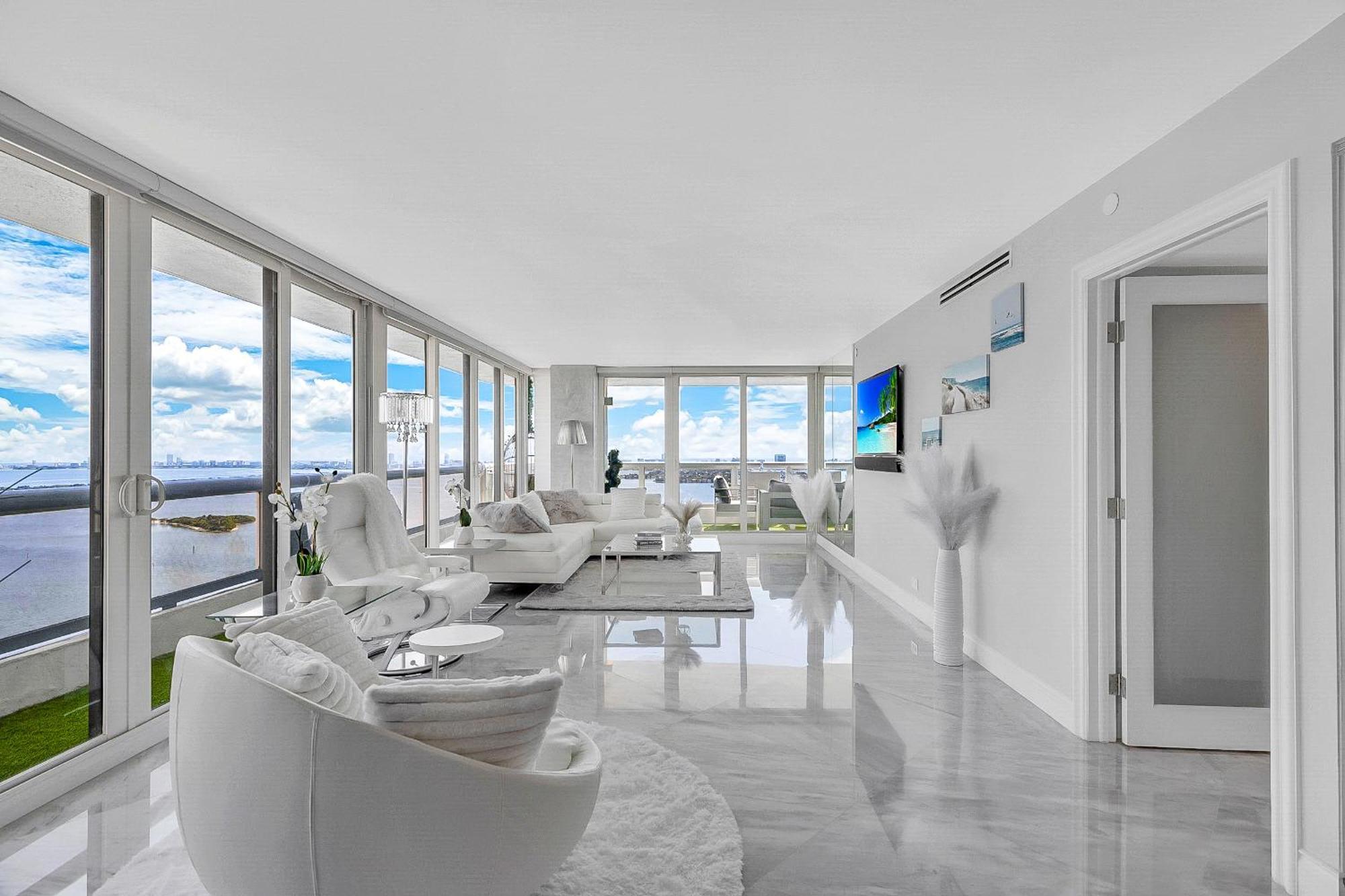 Apartment 4 Bedroom With Stunning Balcony View Miami