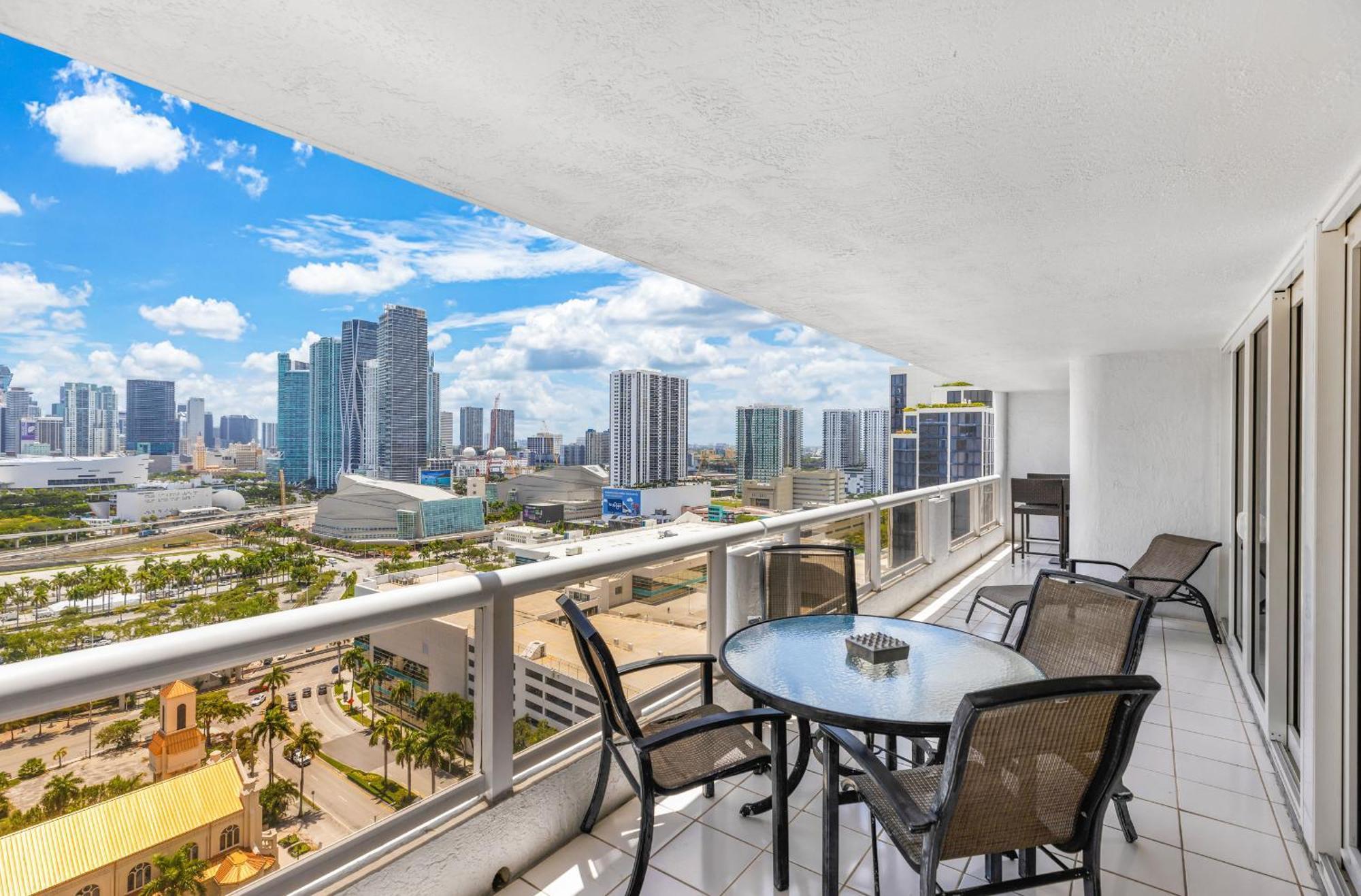 Apartment 4 Bedroom With Stunning Balcony View *