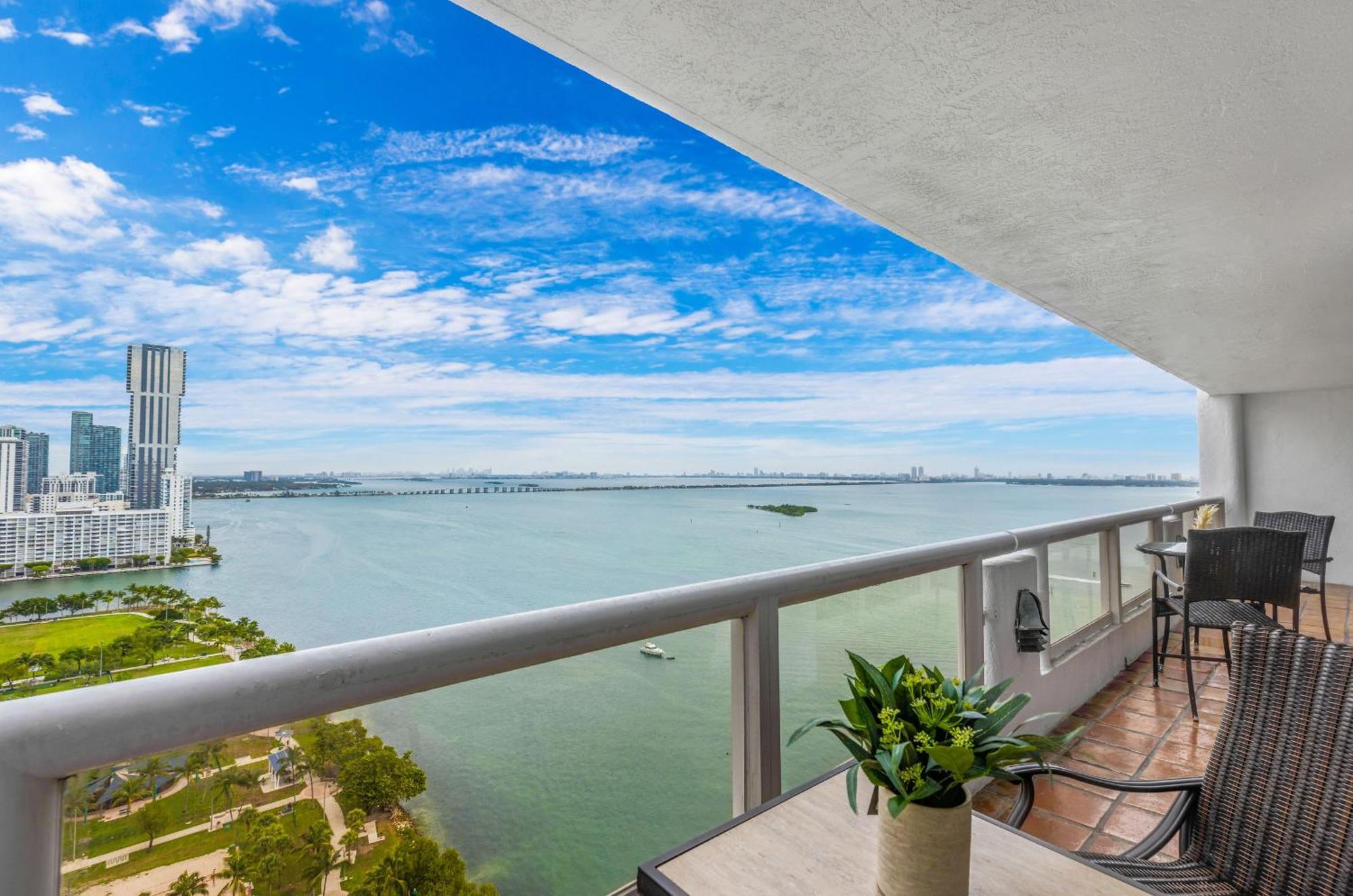 Apartment 4 Bedroom With Stunning Balcony View