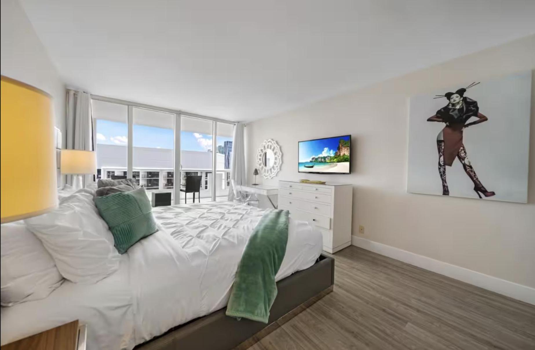 Apartment 4 Bedroom With Stunning Balcony View Miami