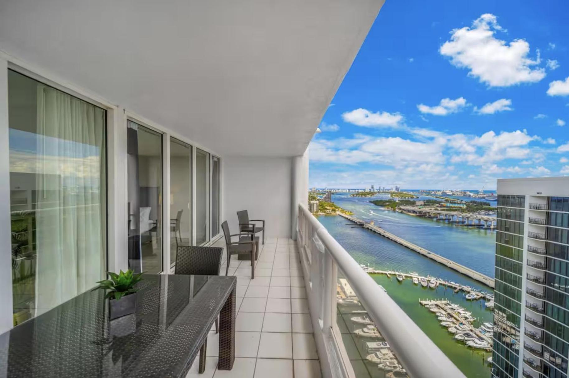 4 Bedroom With Stunning Balcony View Apartment Miami
