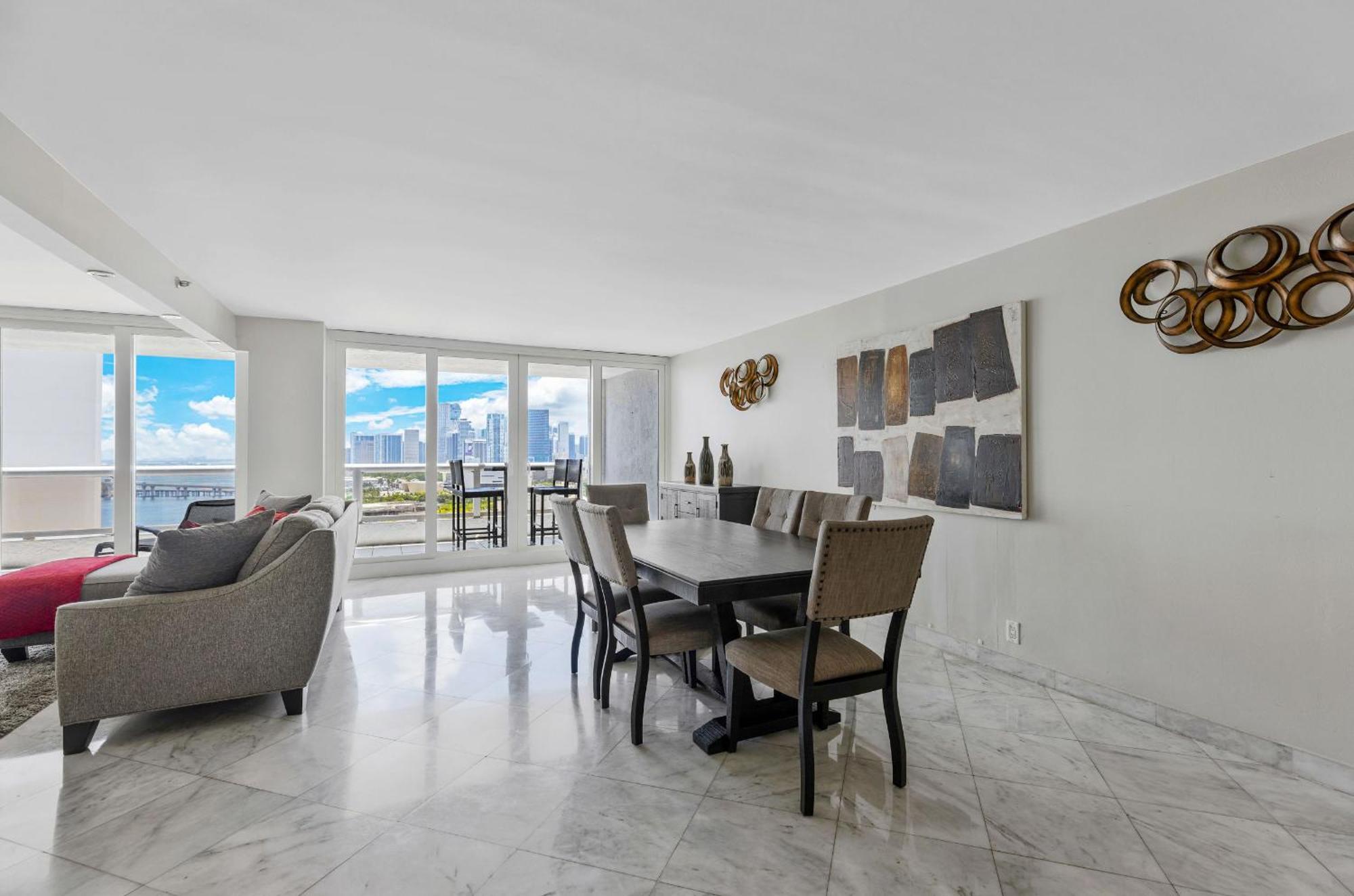 4 Bedroom With Stunning Balcony View Apartment