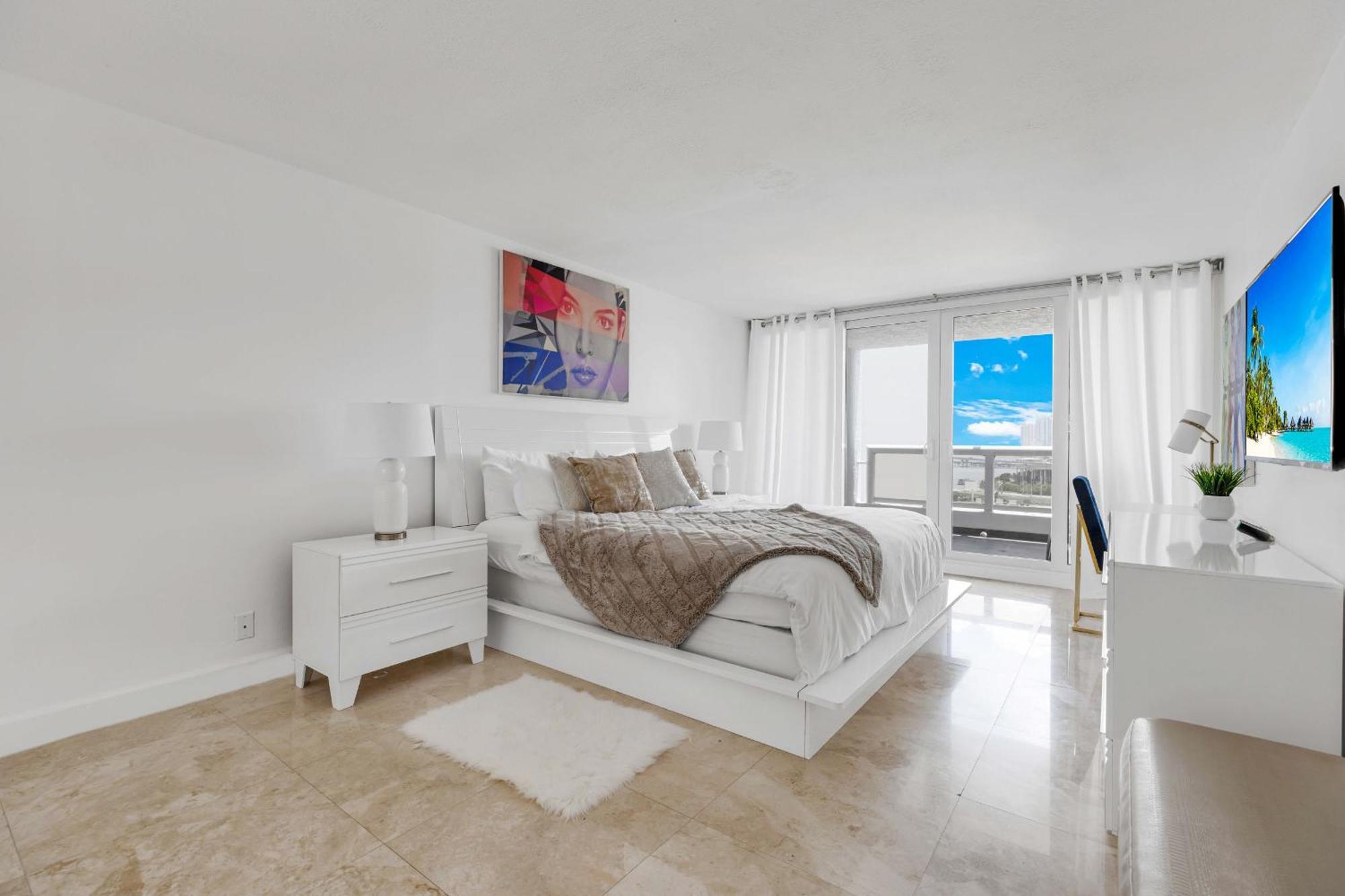 Apartment 4 Bedroom With Stunning Balcony View Miami