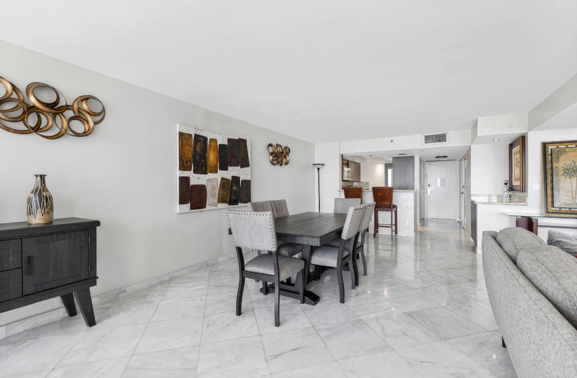 4 Bedroom With Stunning Balcony View Apartment Miami