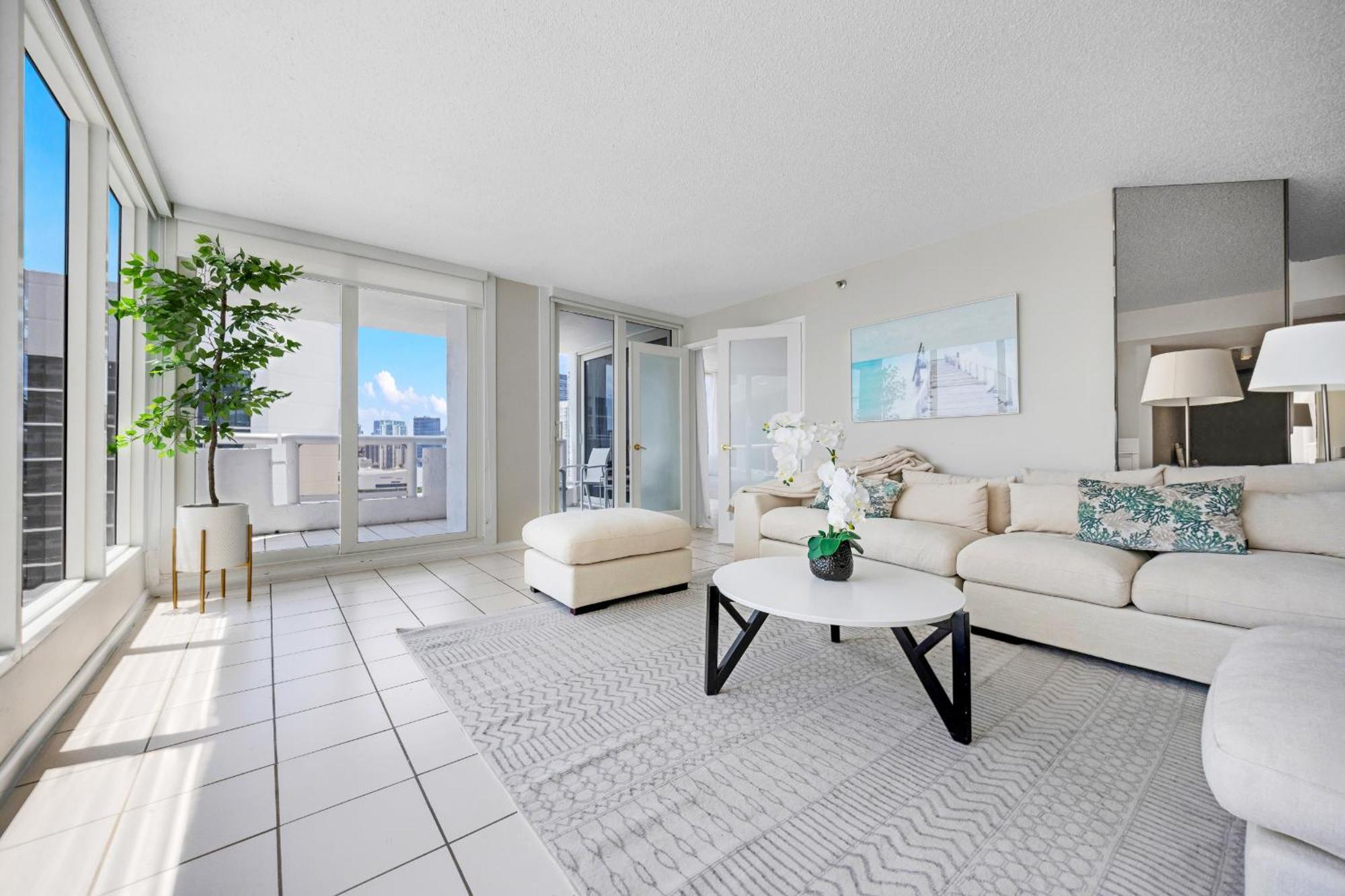 Apartment 4 Bedroom With Stunning Balcony View *