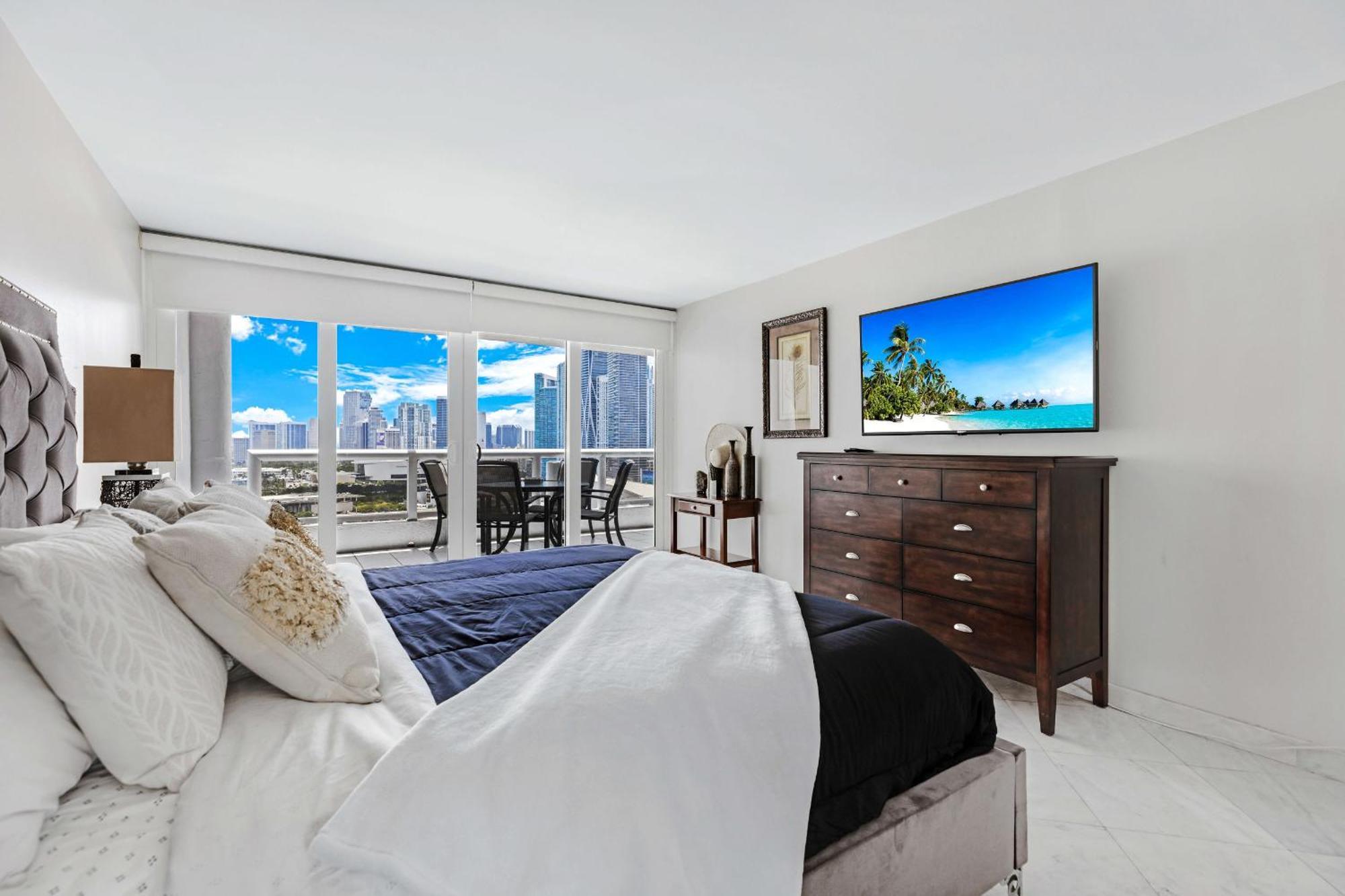 4 Bedroom With Stunning Balcony View Apartment Miami