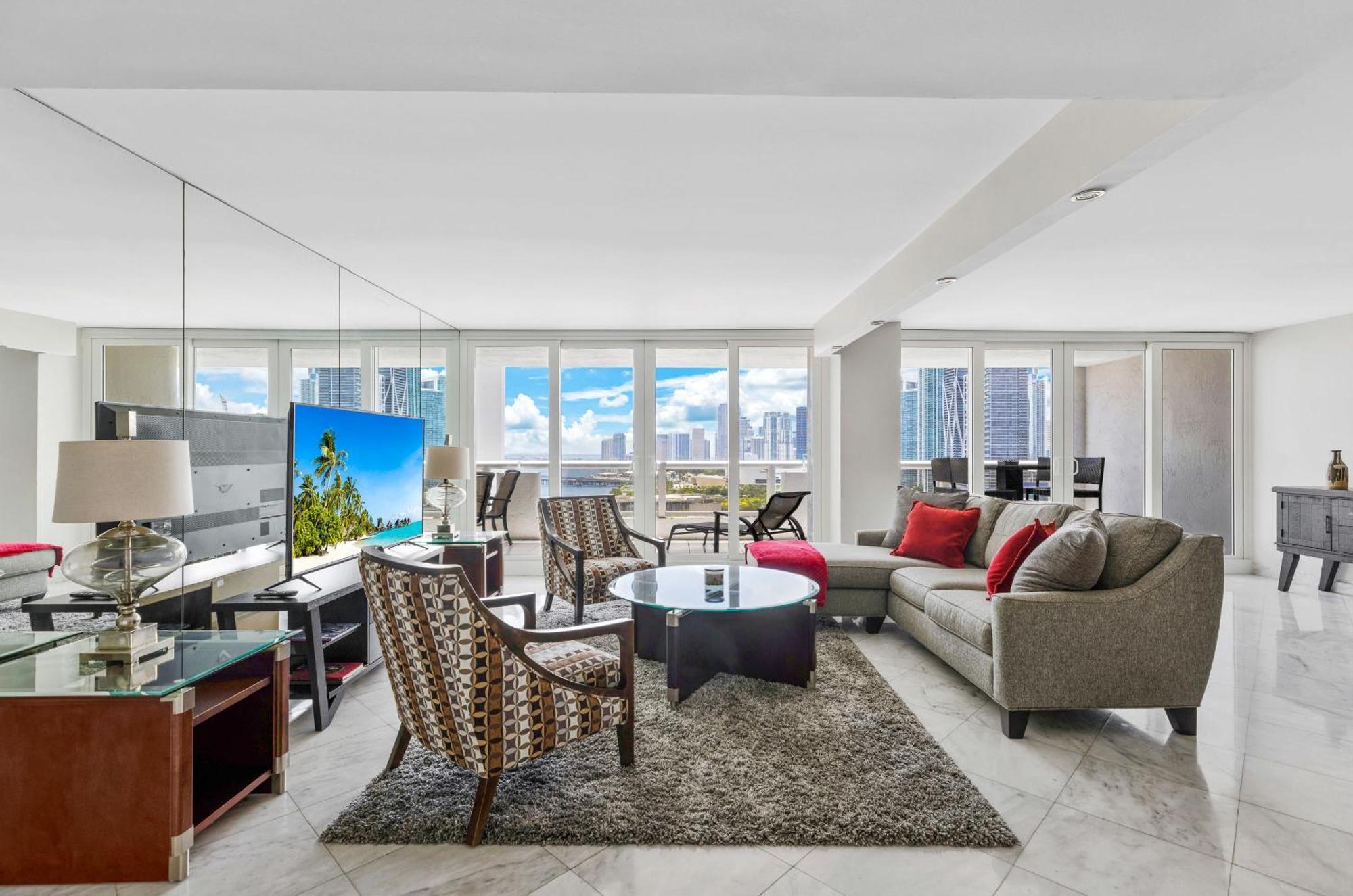 4 Bedroom With Stunning Balcony View Apartment