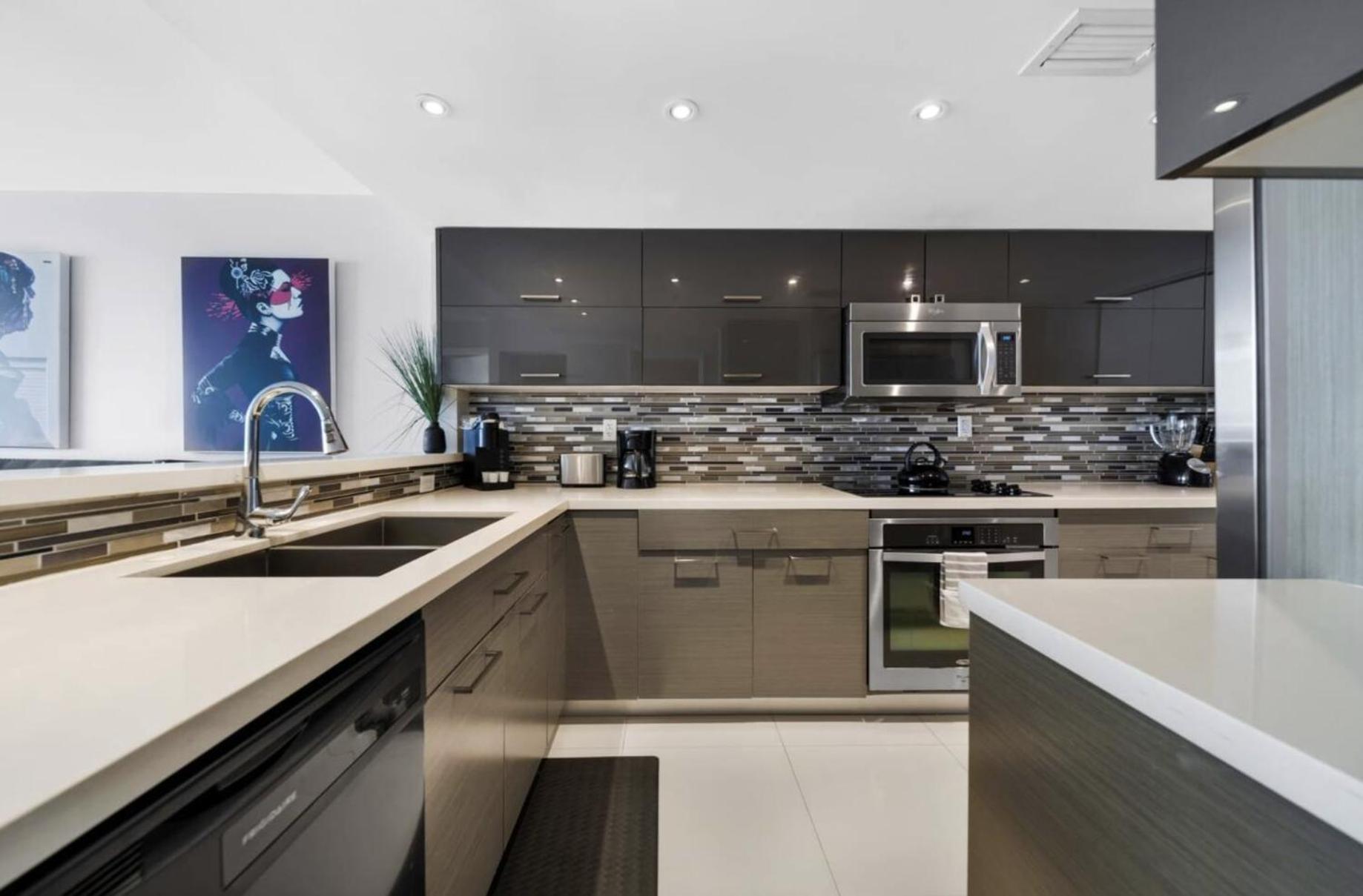 4 Bedroom With Stunning Balcony View Apartment *