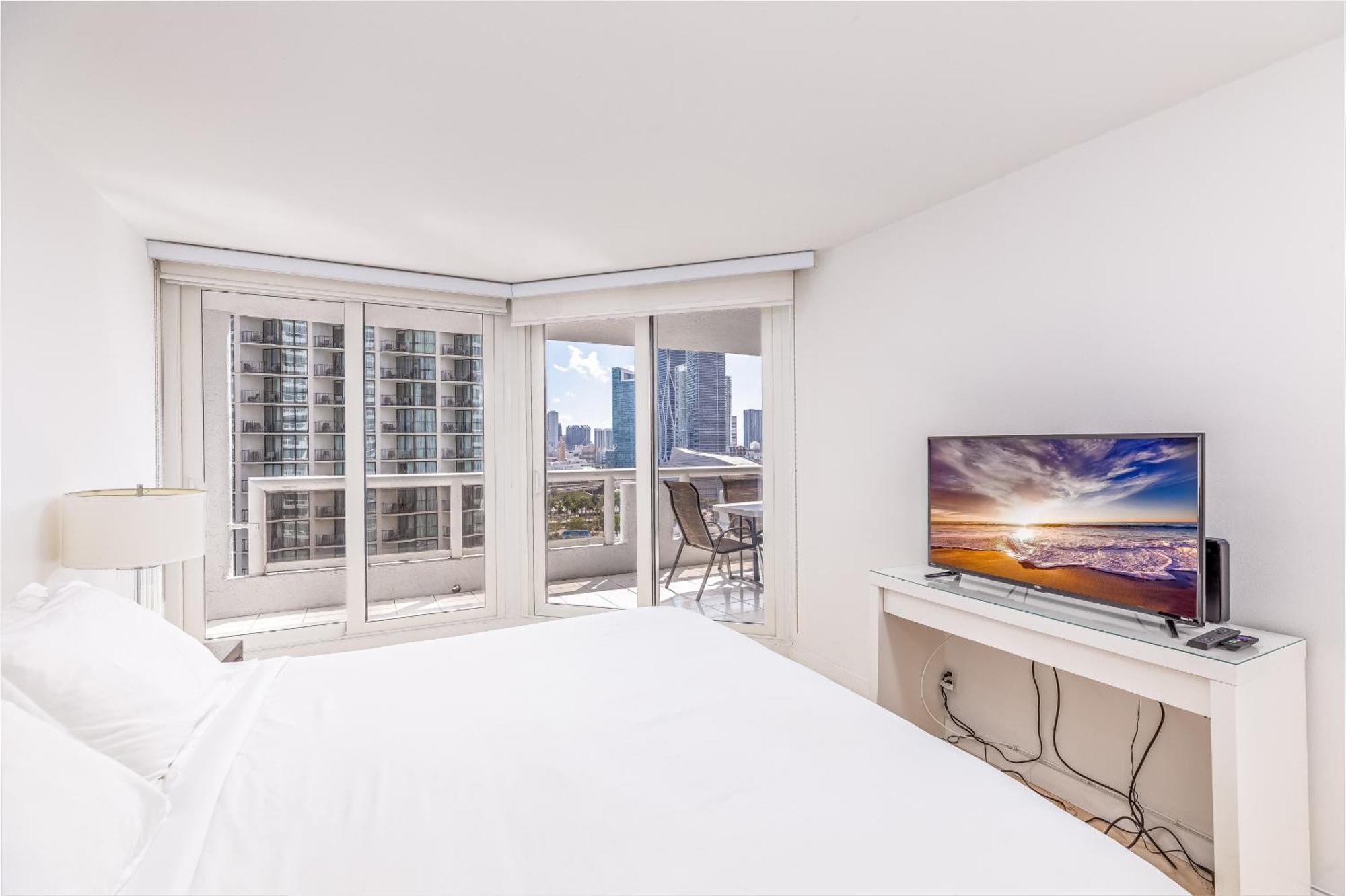 Apartment 4 Bedroom With Stunning Balcony View *