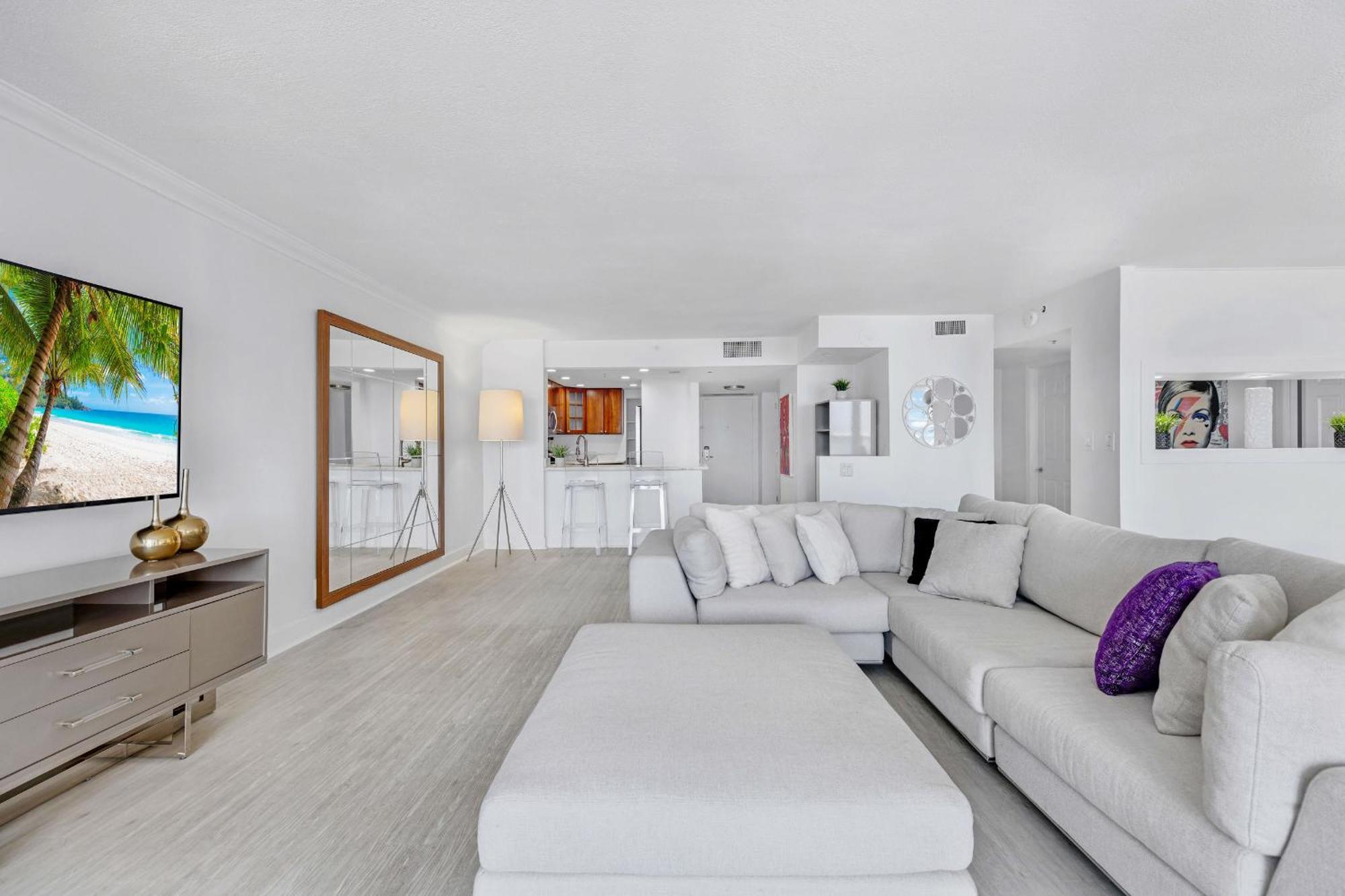 4 Bedroom With Stunning Balcony View Apartment *