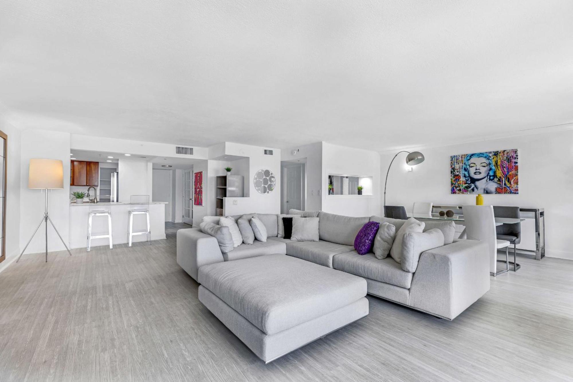 Apartment 4 Bedroom With Stunning Balcony View