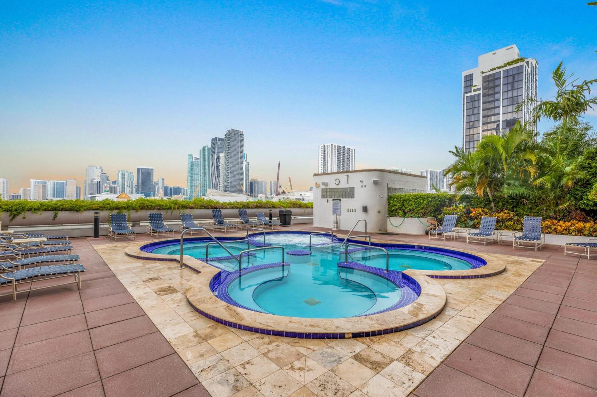 Apartment 4 Bedroom With Stunning Balcony View Miami