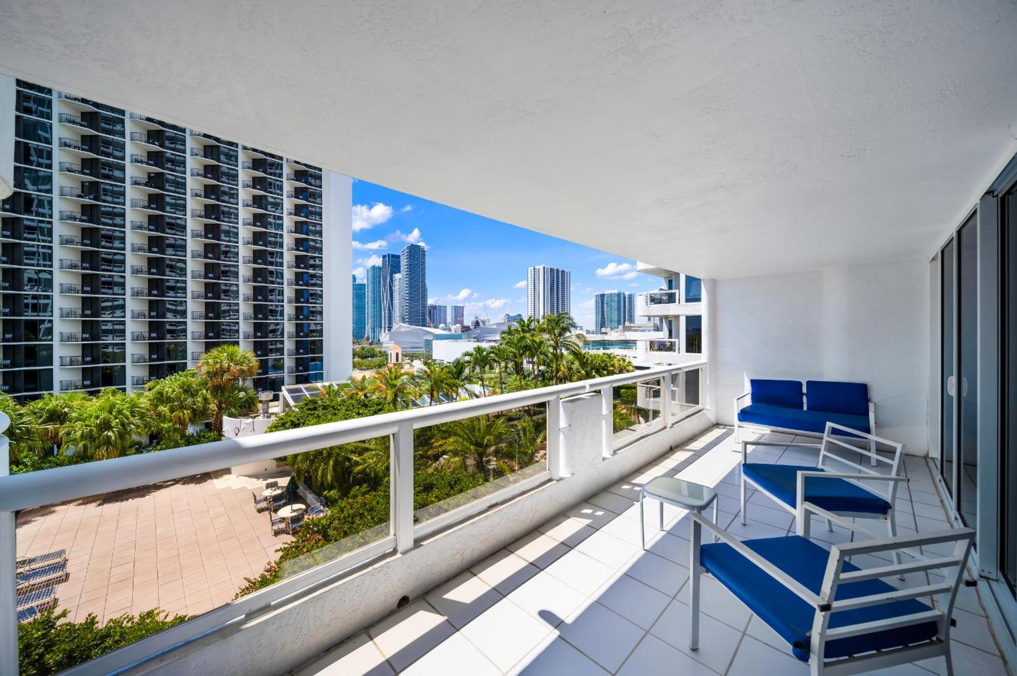 4 Bedroom With Stunning Balcony View *