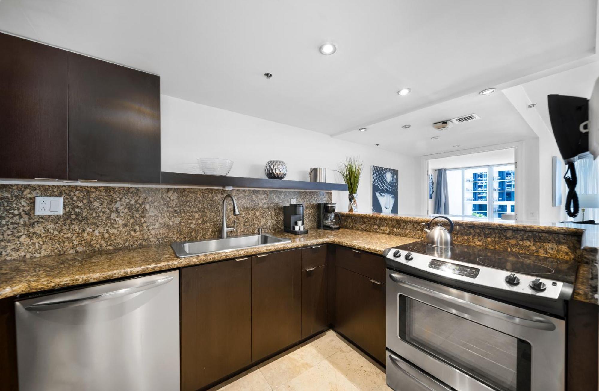 Apartment 4 Bedroom With Stunning Balcony View