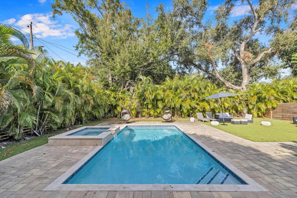 - Pool & Hot Tub Escape Pousada Miami