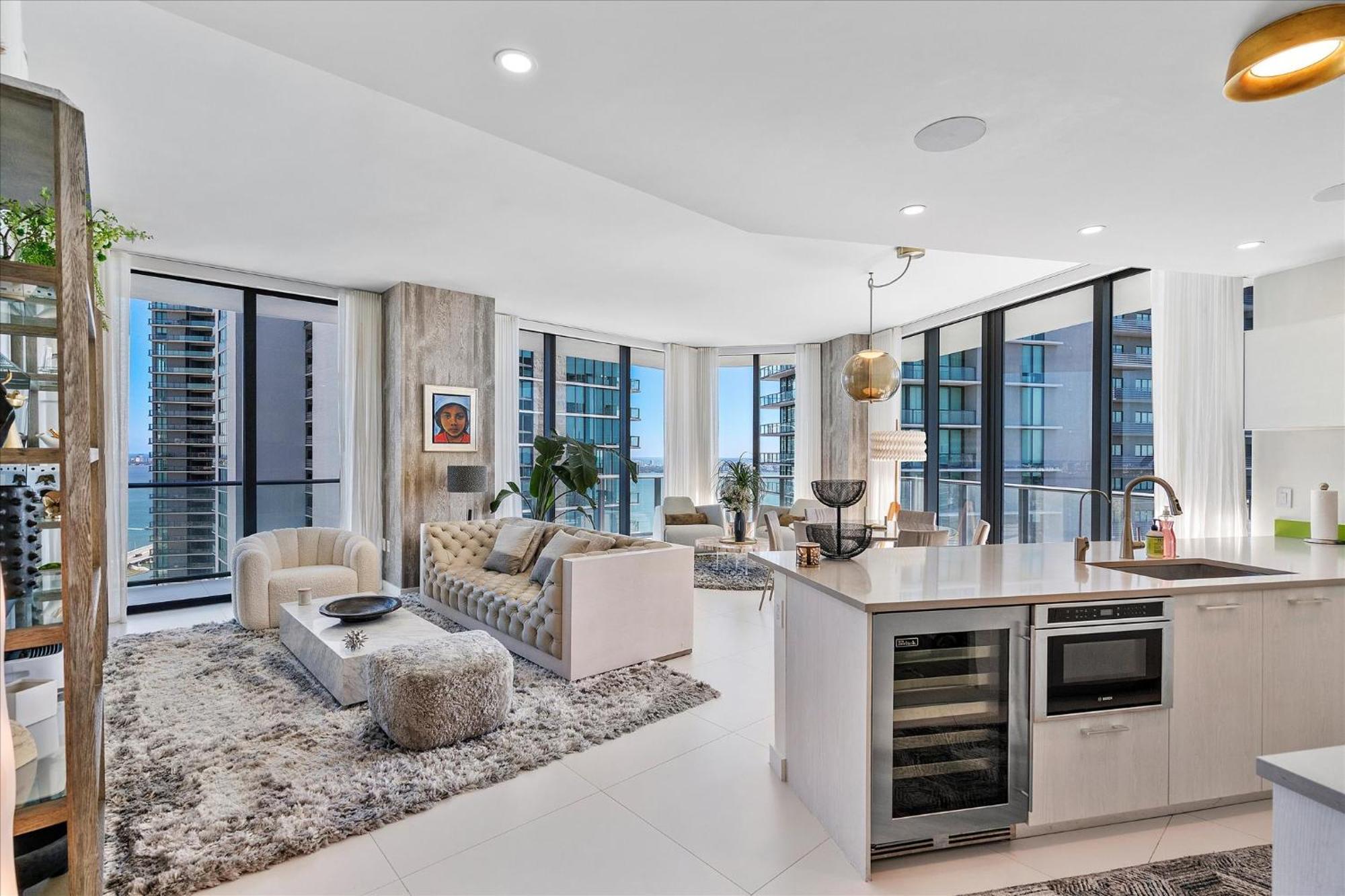 Posh Ocean View Penthouse - Heated Pool, Gym, Office! 10mins *