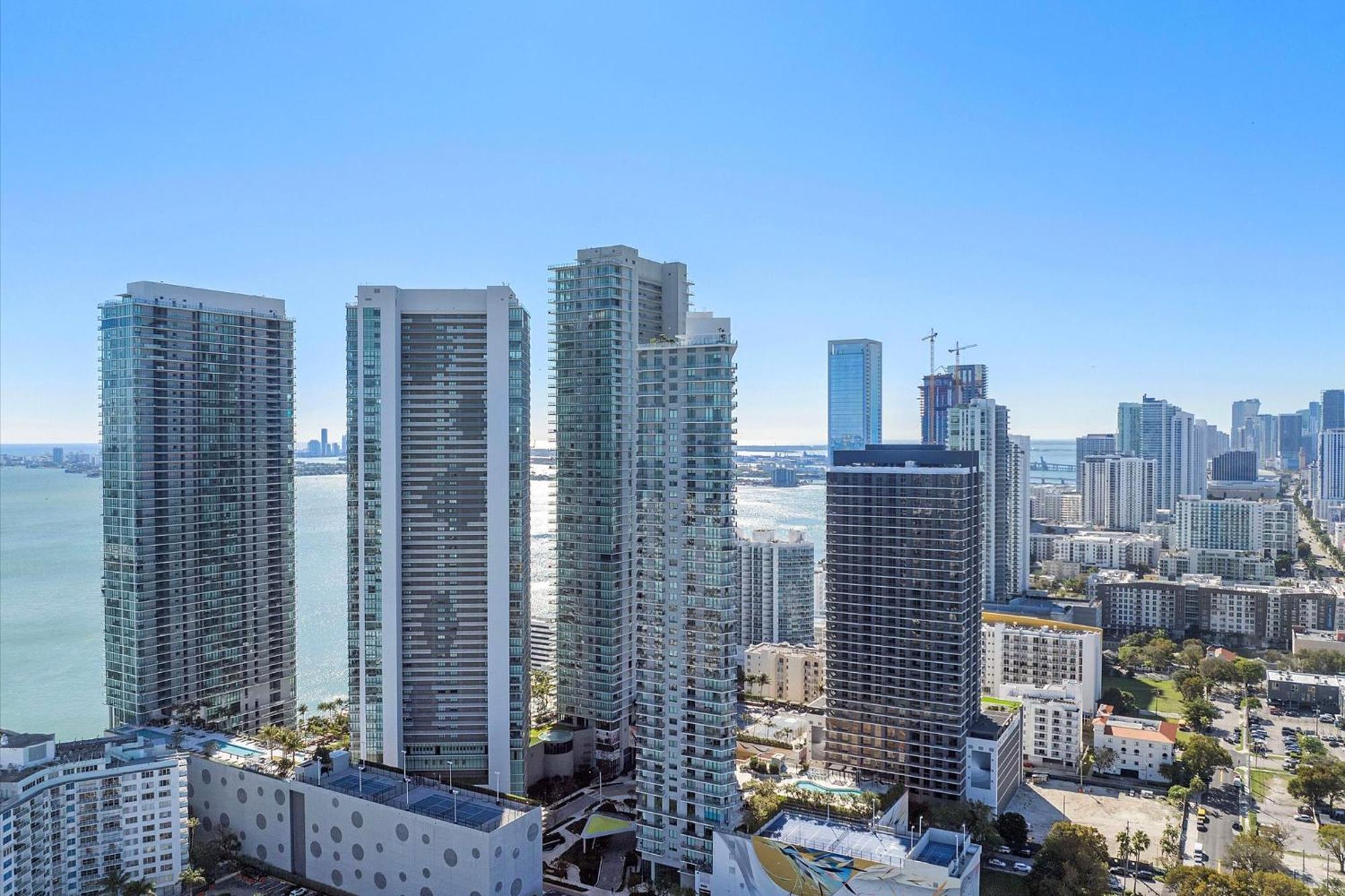 Posh Ocean View Penthouse - Heated Pool, Gym, Office! 10mins Miami