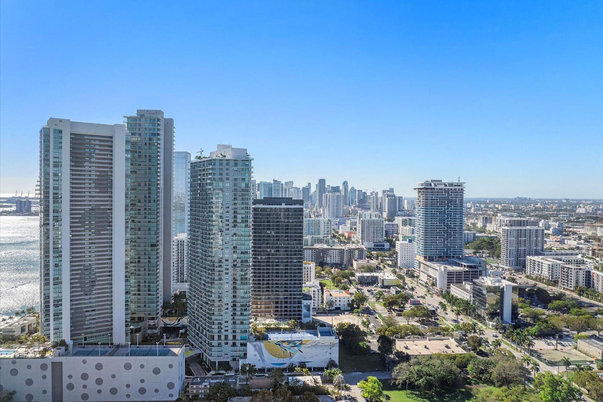Posh Ocean View Penthouse - Heated Pool, Gym, Office! 10mins