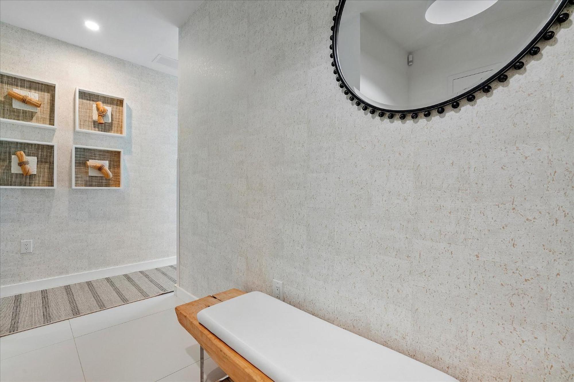 Apartment Posh Ocean View Penthouse - Heated Pool, Gym, Office! 10mins