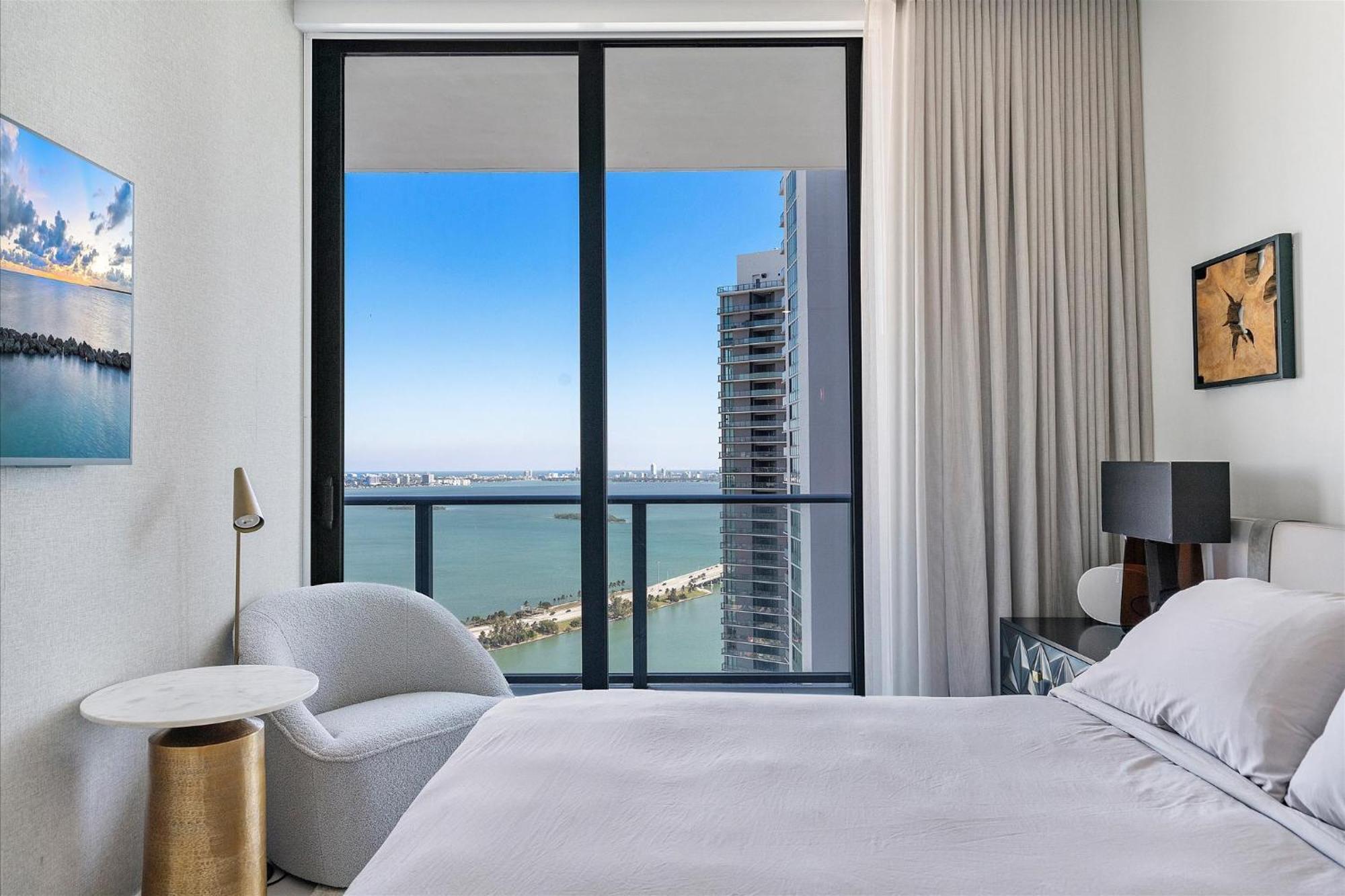 Posh Ocean View Penthouse - Heated Pool, Gym, Office! 10mins Apartment *