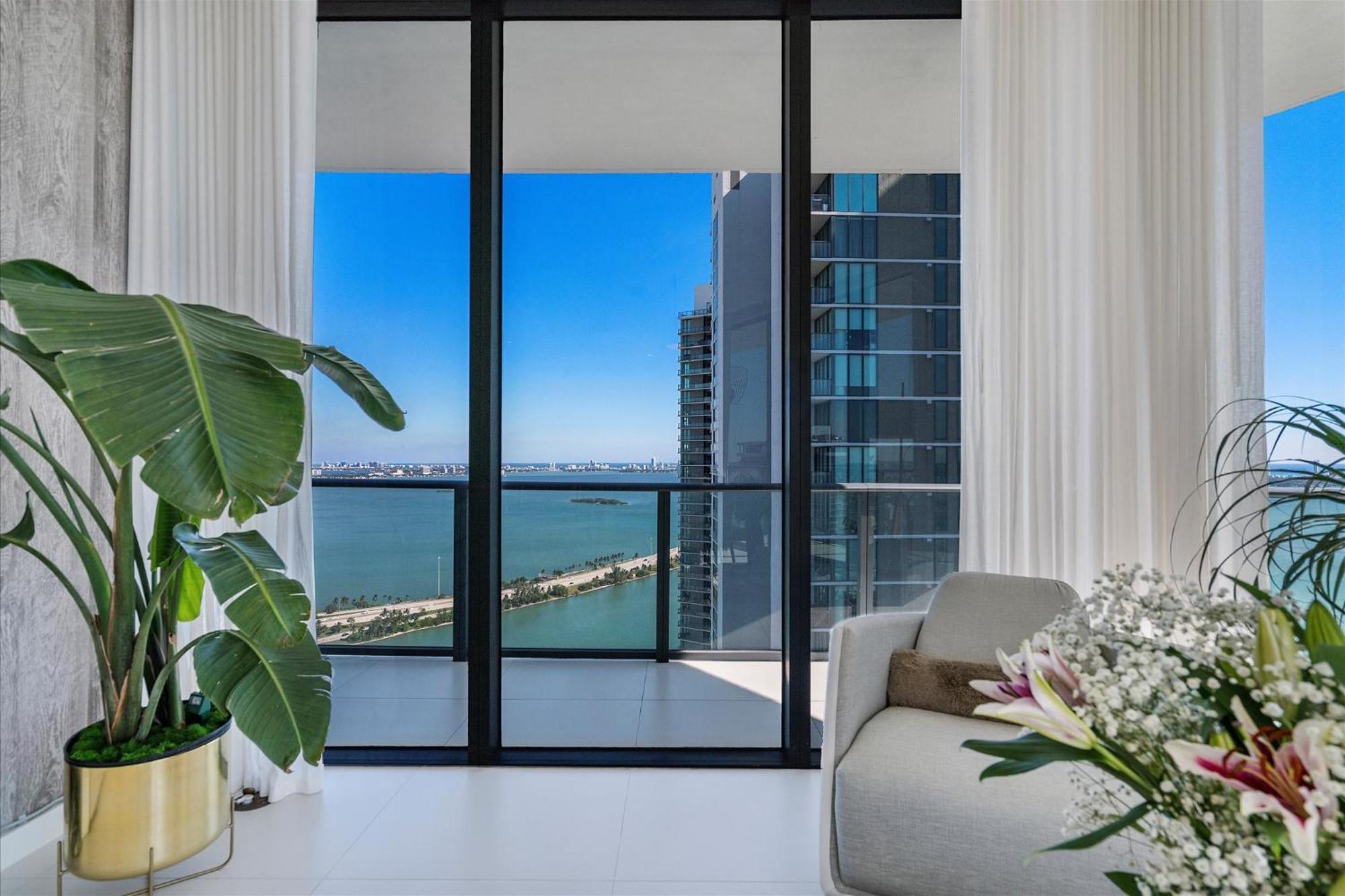 Apartment Posh Ocean View Penthouse - Heated Pool, Gym, Office! 10mins