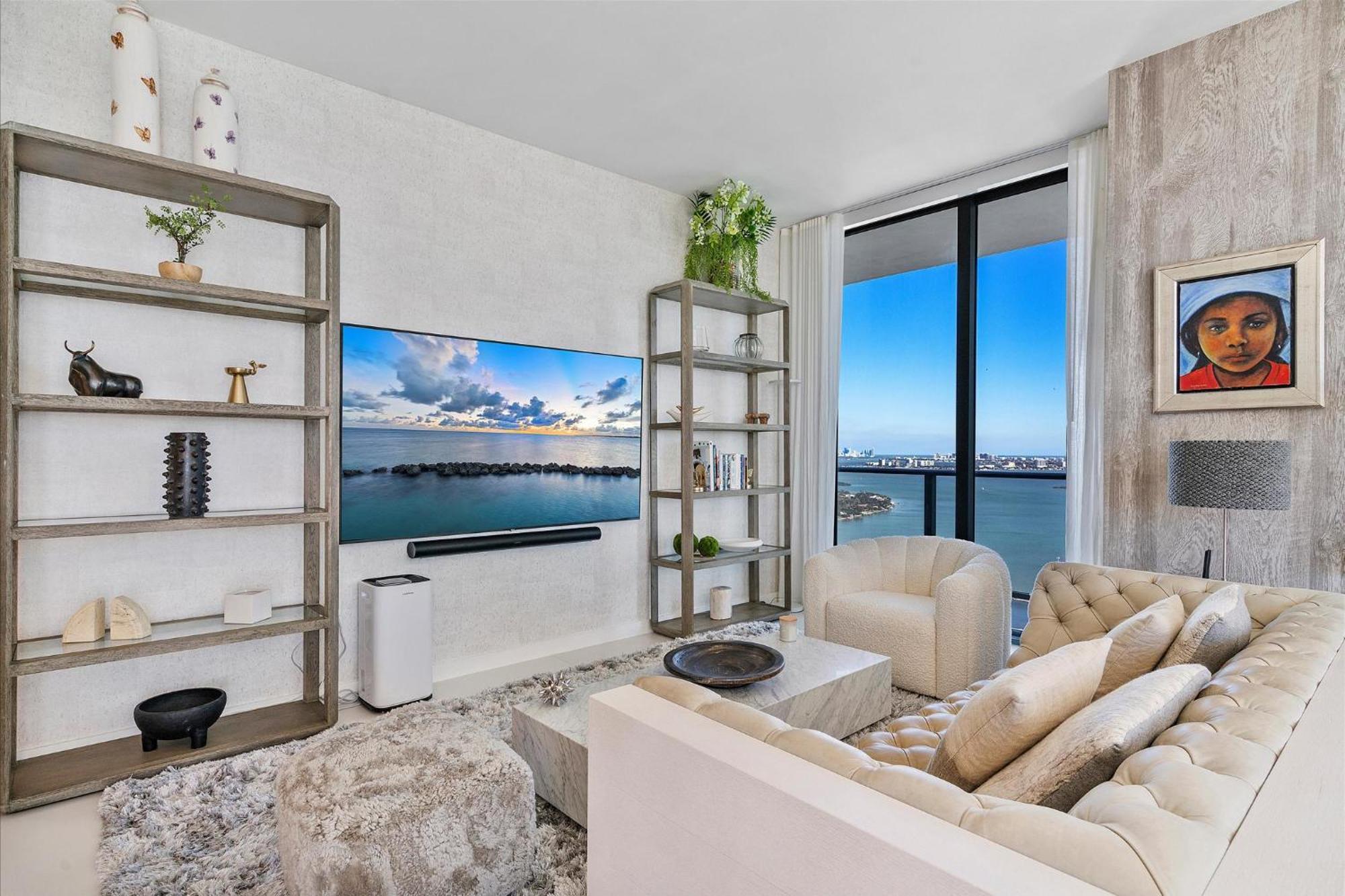 Apartment Posh Ocean View Penthouse - Heated Pool, Gym, Office! 10mins Miami