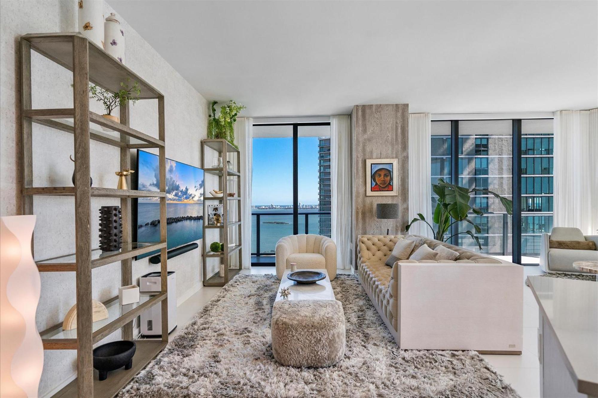 Posh Ocean View Penthouse - Heated Pool, Gym, Office! 10mins *