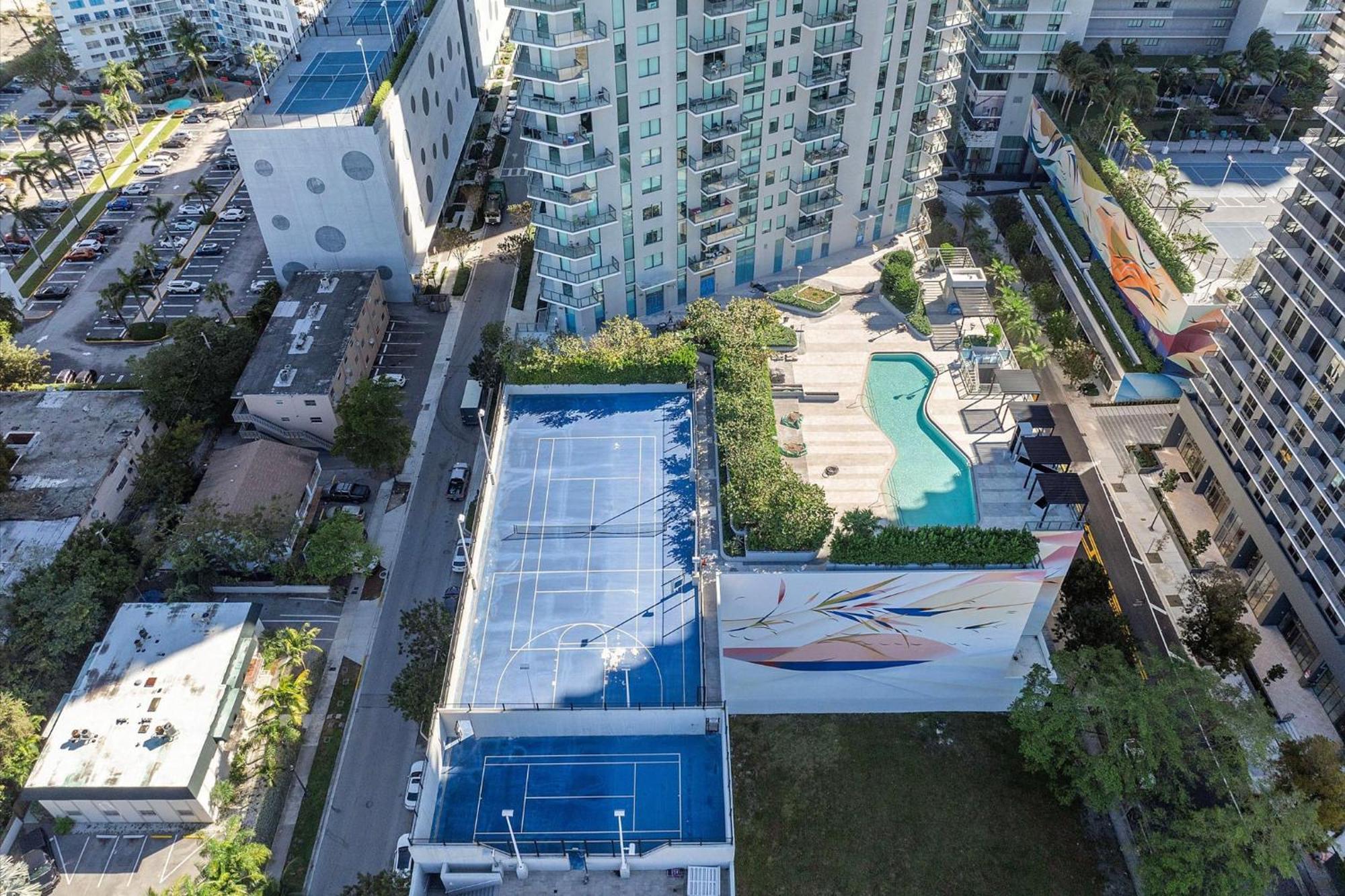 Posh Ocean View Penthouse - Heated Pool, Gym, Office! 10mins Miami