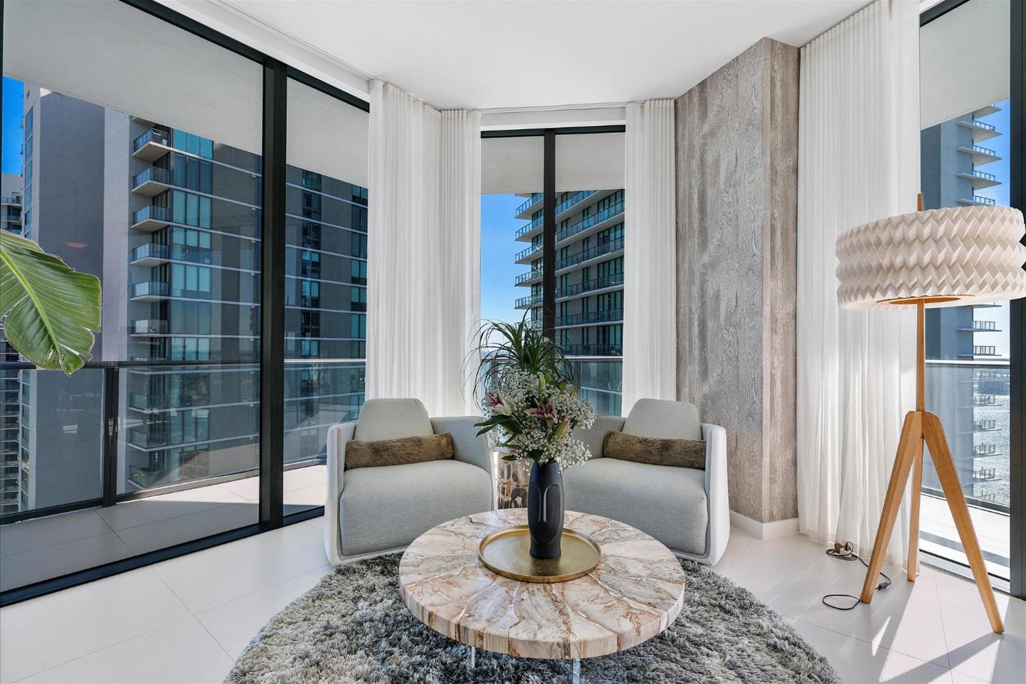 Apartment Posh Ocean View Penthouse - Heated Pool, Gym, Office! 10mins