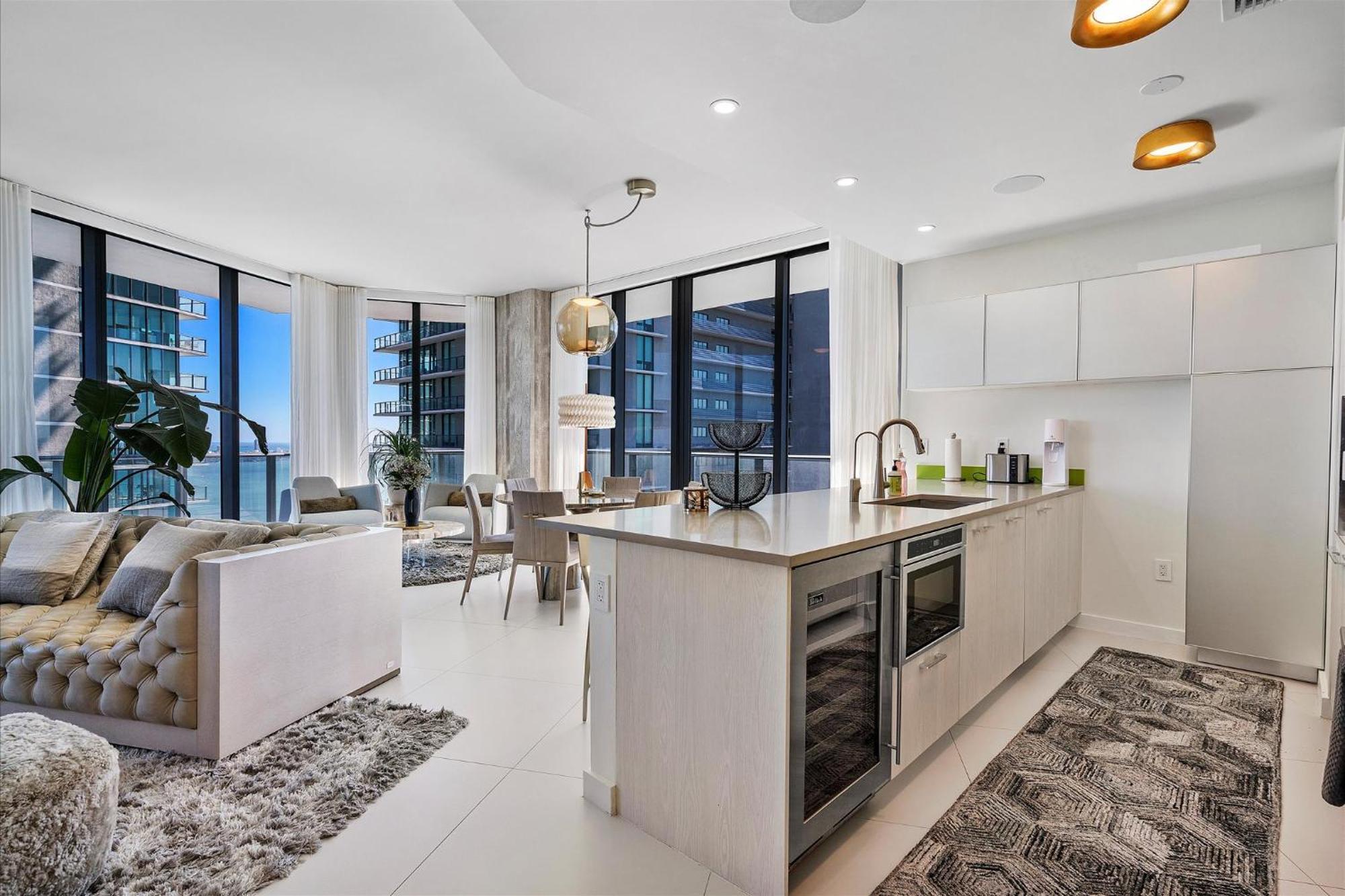Apartment Posh Ocean View Penthouse - Heated Pool, Gym, Office! 10mins Miami