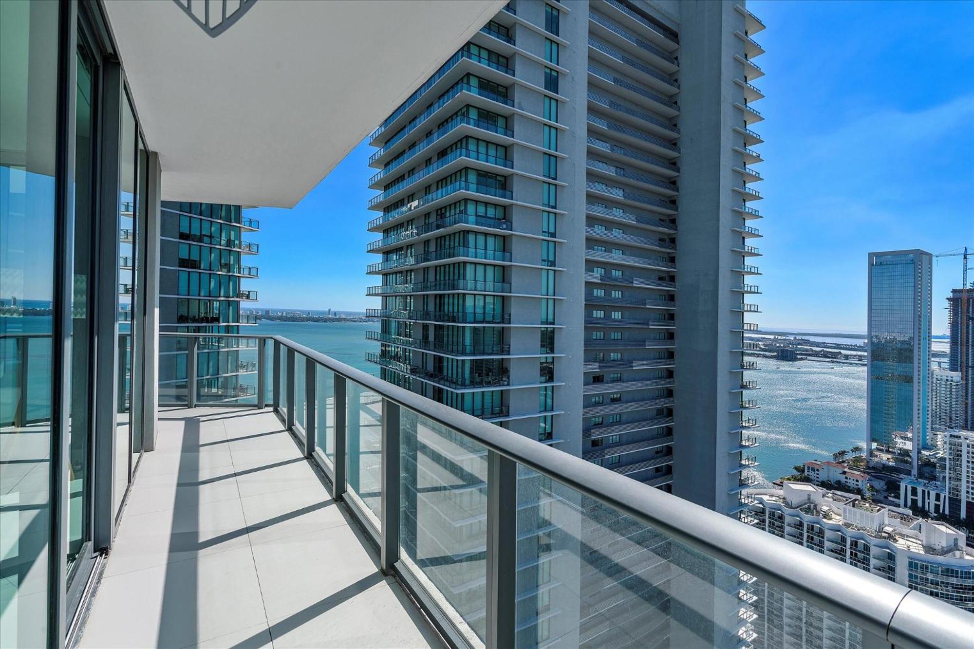 Posh Ocean View Penthouse - Heated Pool, Gym, Office! 10mins *