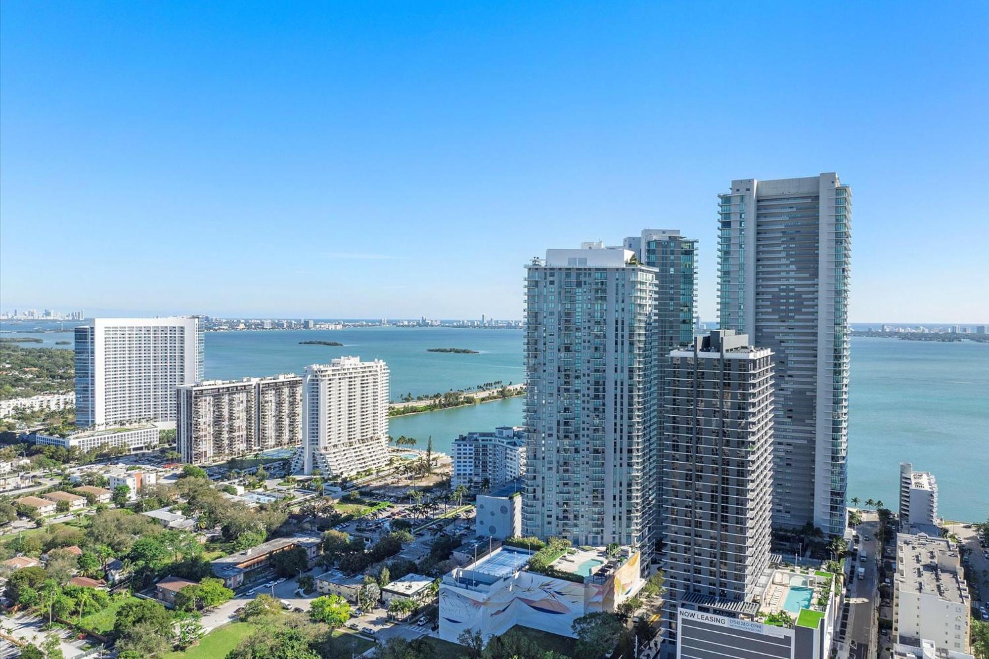 Posh Ocean View Penthouse - Heated Pool, Gym, Office! 10mins Miami