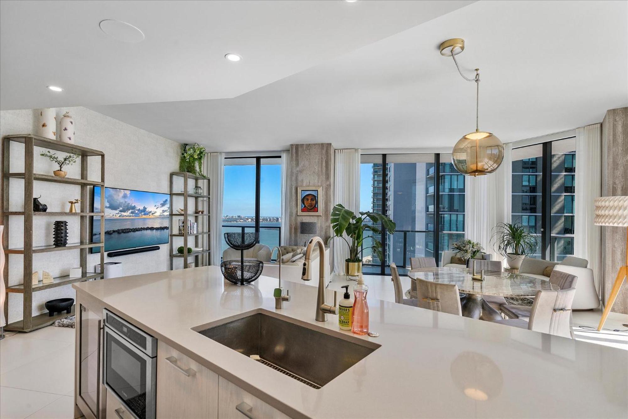Posh Ocean View Penthouse - Heated Pool, Gym, Office! 10mins Apartment