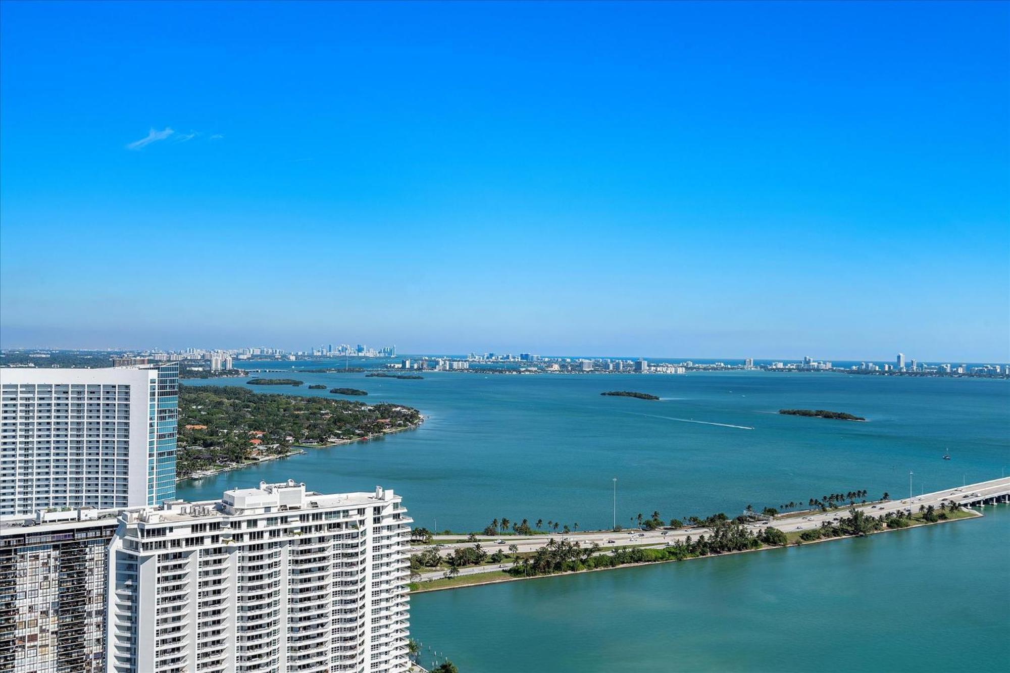 Posh Ocean View Penthouse - Heated Pool, Gym, Office! 10mins * Miami