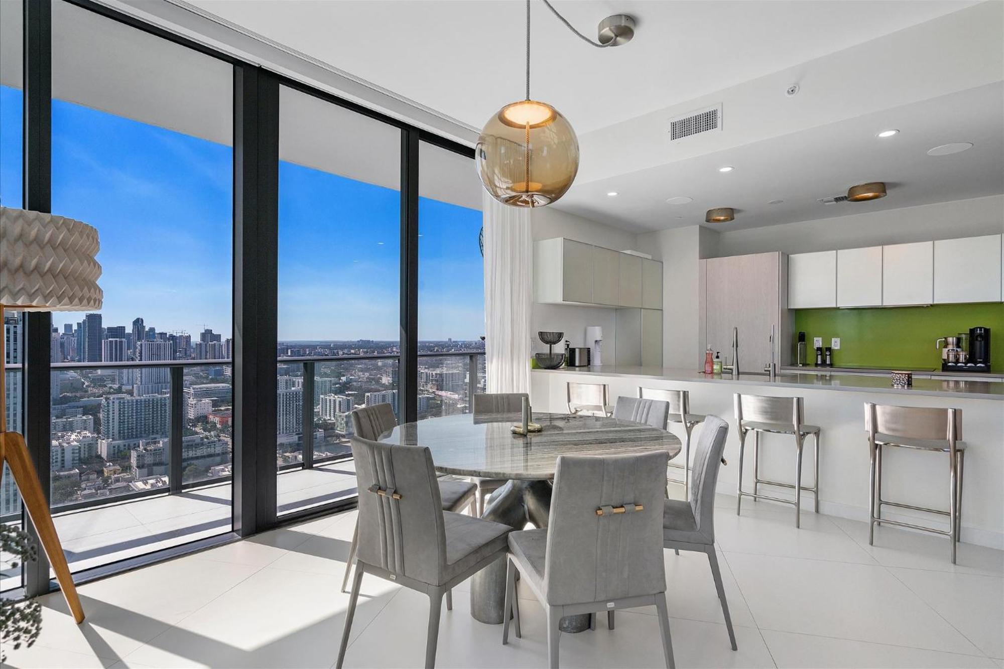 Posh Ocean View Penthouse - Heated Pool, Gym, Office! 10mins Apartment *