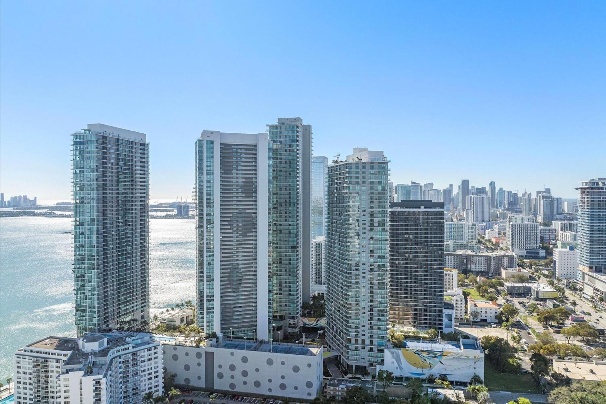 Apartment Posh Ocean View Penthouse - Heated Pool, Gym, Office! 10mins *