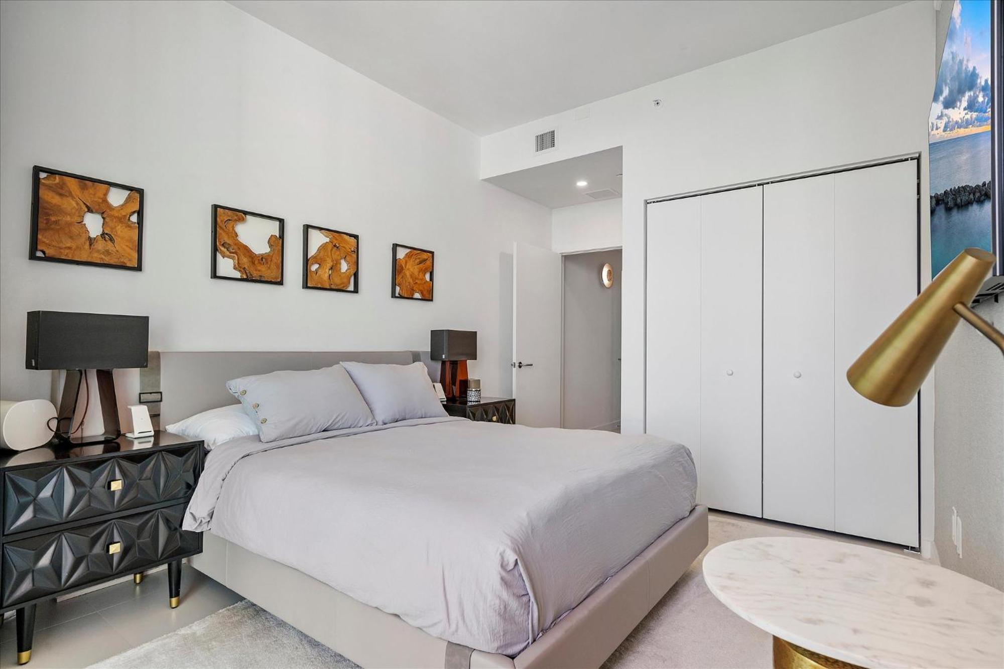 Posh Ocean View Penthouse - Heated Pool, Gym, Office! 10mins Apartment