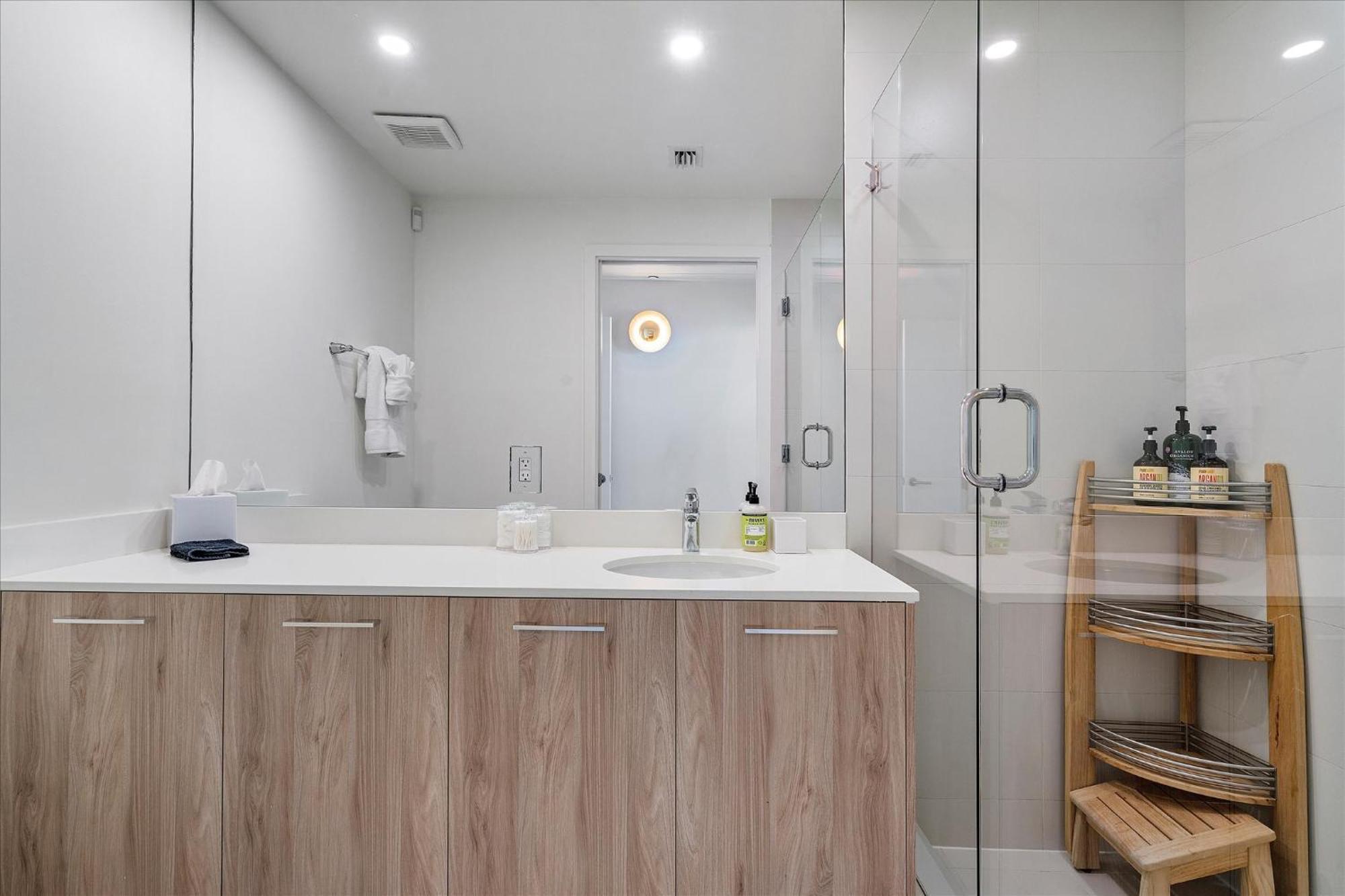 Posh Ocean View Penthouse - Heated Pool, Gym, Office! 10mins Apartment Miami