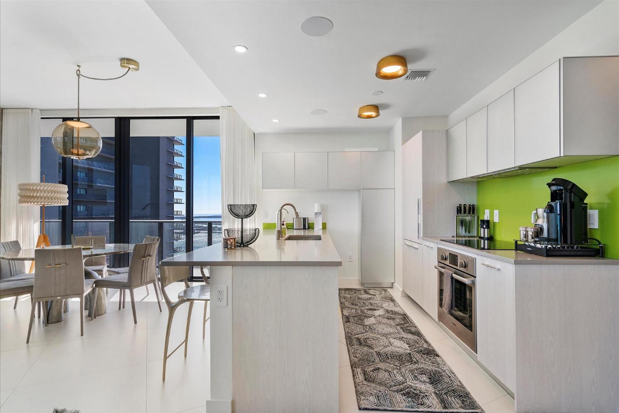 Apartment Posh Ocean View Penthouse - Heated Pool, Gym, Office! 10mins Miami