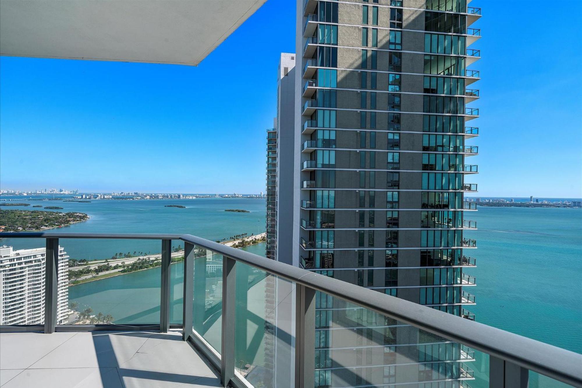Posh Ocean View Penthouse - Heated Pool, Gym, Office! 10mins Miami