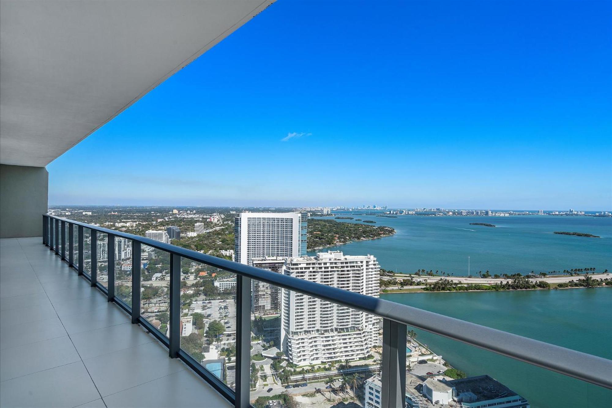 Posh Ocean View Penthouse - Heated Pool, Gym, Office! 10mins * Miami