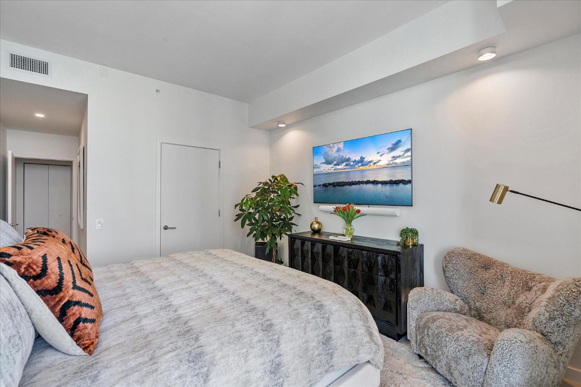 Posh Ocean View Penthouse - Heated Pool, Gym, Office! 10mins