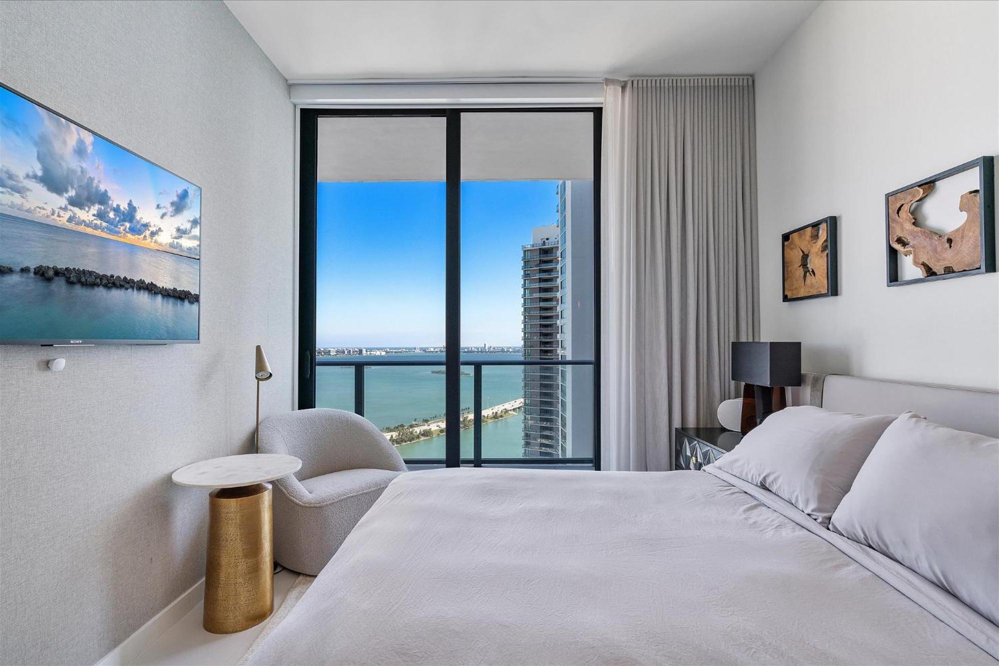Posh Ocean View Penthouse - Heated Pool, Gym, Office! 10mins *