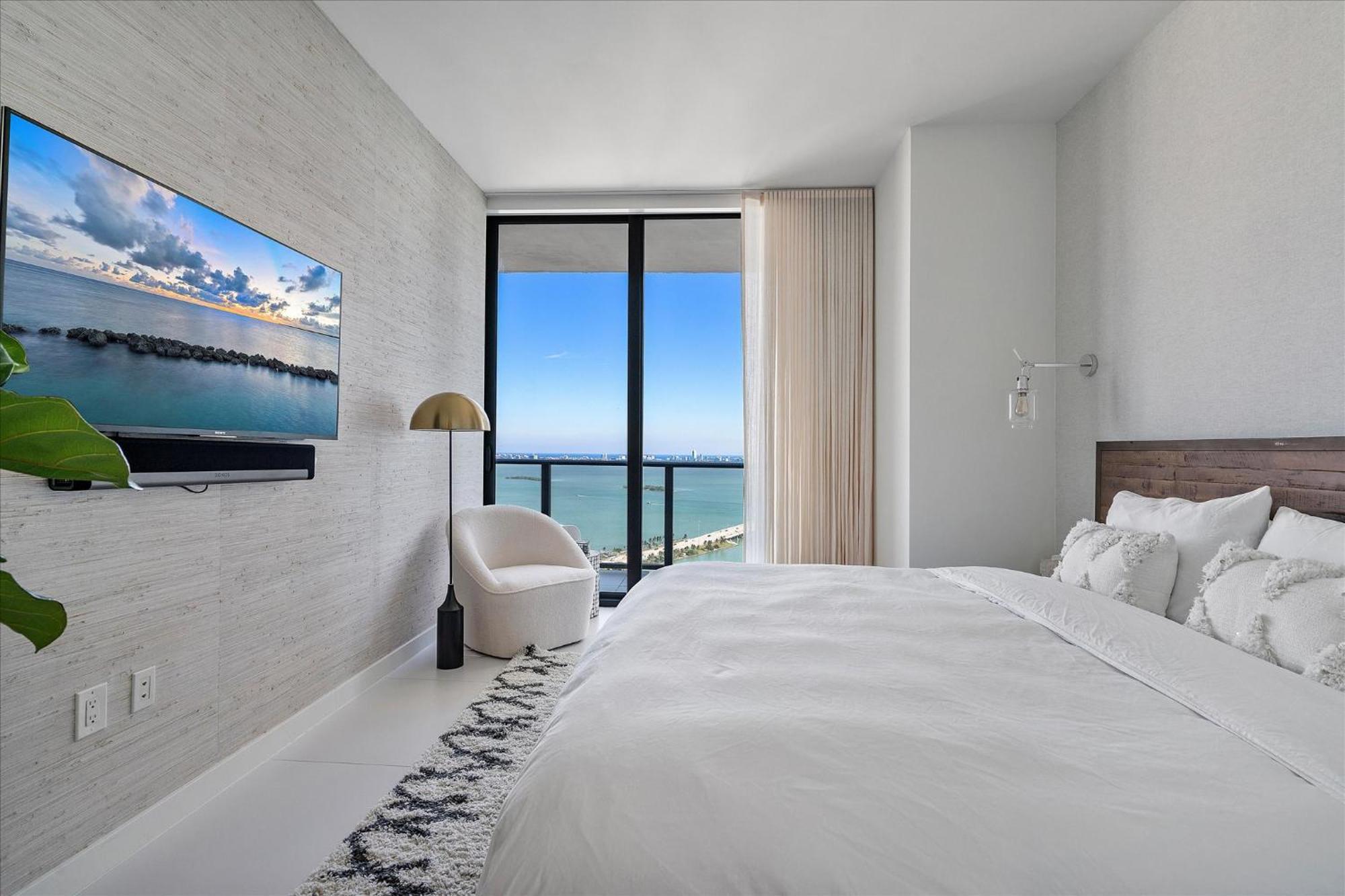 Posh Ocean View Penthouse - Heated Pool, Gym, Office! 10mins Miami
