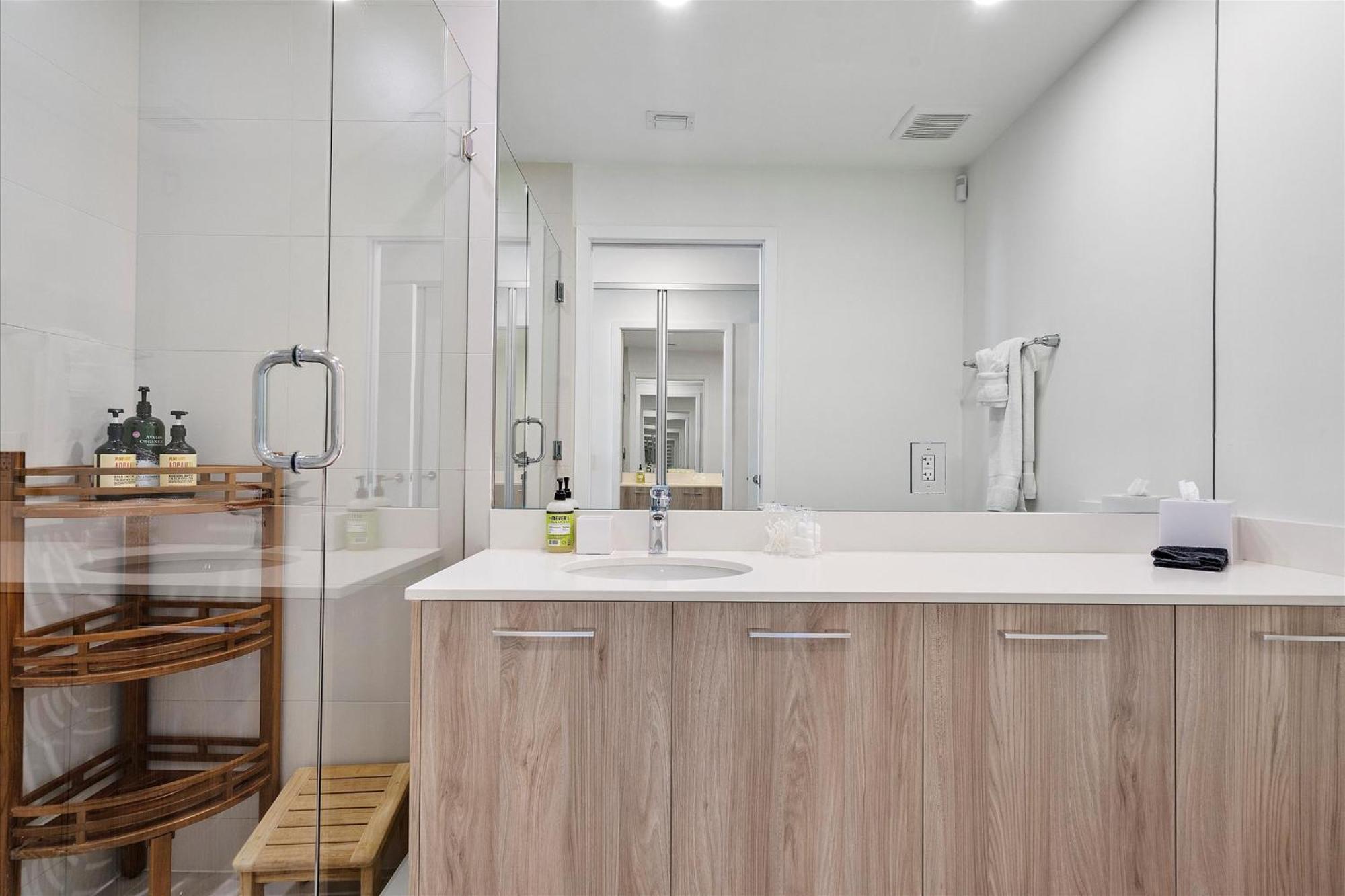 Posh Ocean View Penthouse - Heated Pool, Gym, Office! 10mins * Miami