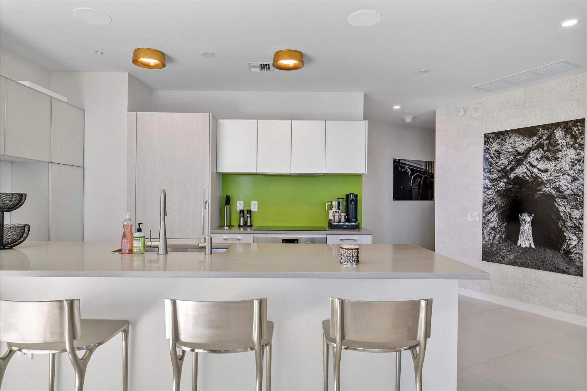 Posh Ocean View Penthouse - Heated Pool, Gym, Office! 10mins Apartment
